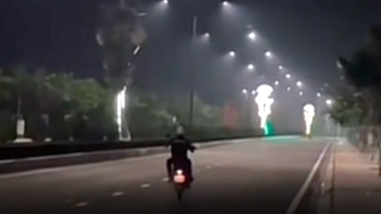 Bị tịch thu xe m&aacute;y, phạt 3 triệu đồng v&igrave; "bốc đầu", đăng video l&ecirc;n TikTok- Ảnh 1.