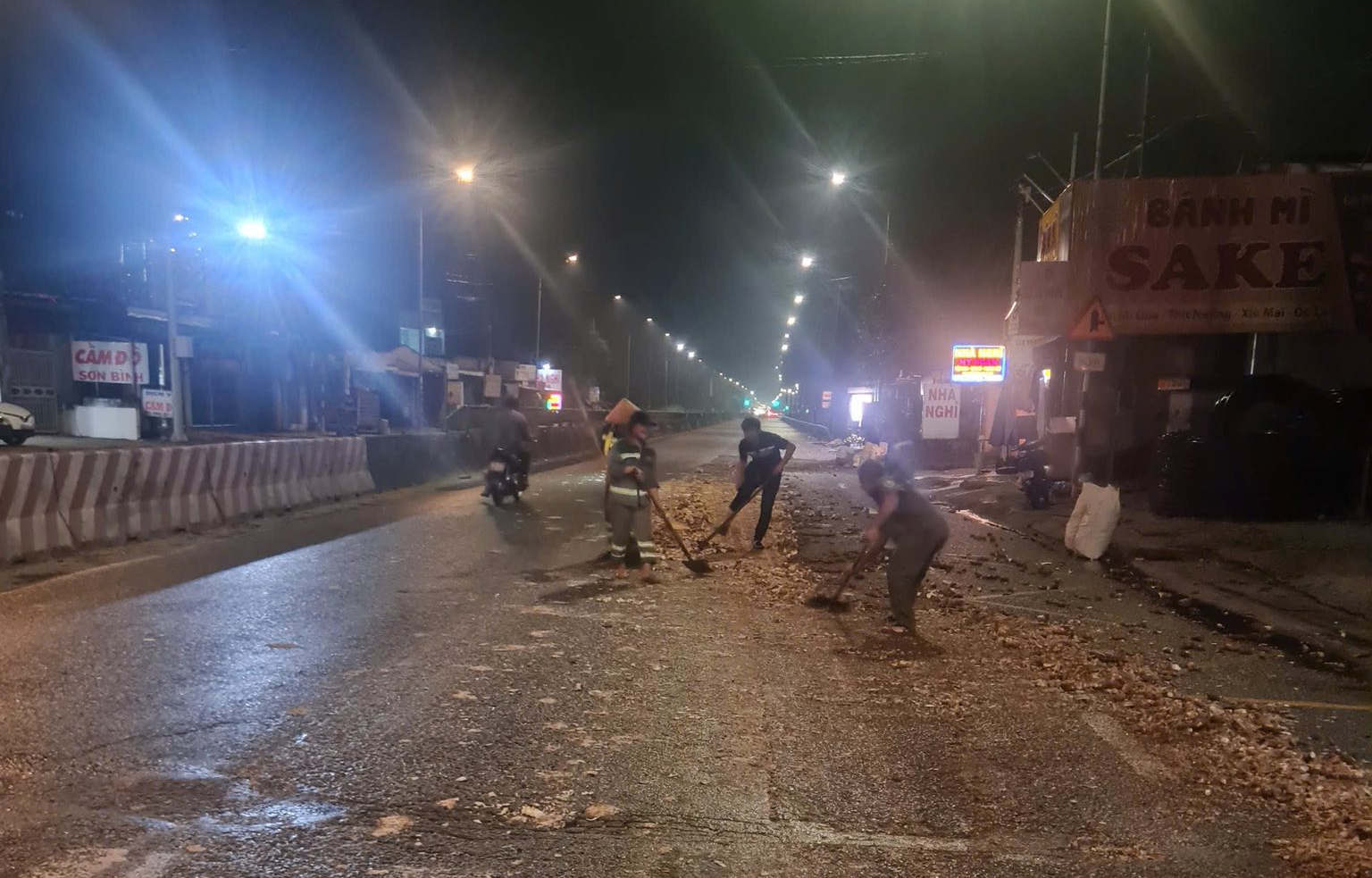 Truy tìm xe tải làm rơi vãi 3 tấn củ mì trên QL1 khiến nhiều người té ngã- Ảnh 2. Truy tìm xe tải làm rơi vãi 3 tấn củ mì trên QL1 khiến nhiều người té ngã- Ảnh 2.