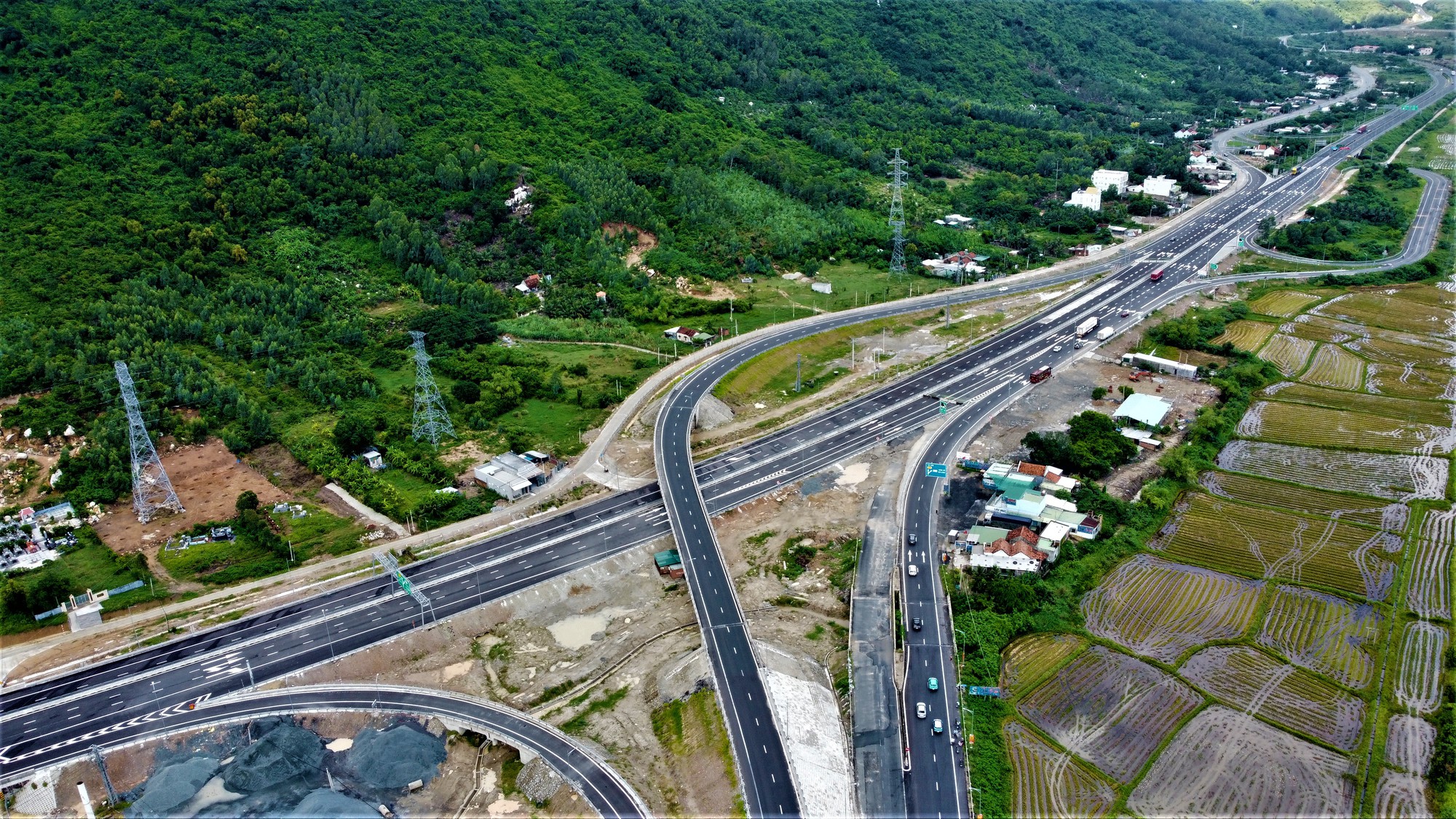Khánh Hòa: 500 ngày đêm hoàn thành 3.000km cao tốc, điểm nhấn phong trào thi đua yêu nước- Ảnh 3. Khánh Hòa: 500 ngày đêm hoàn thành 3.000km cao tốc, điểm nhấn phong trào thi đua yêu nước- Ảnh 3.