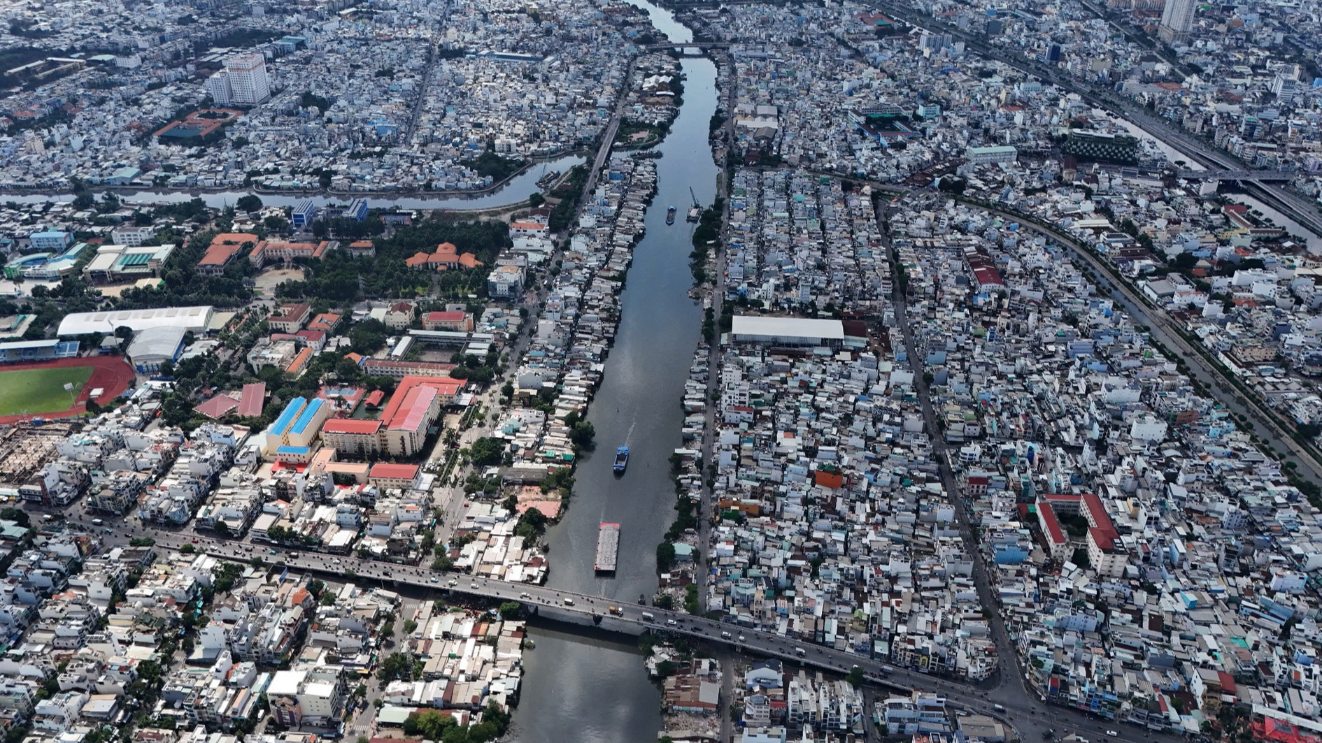 Dự &aacute;n bờ Bắc k&ecirc;nh Đ&ocirc;i hơn 7.300 tỷ đồng đang thi c&ocirc;ng ra sao?- Ảnh 1.