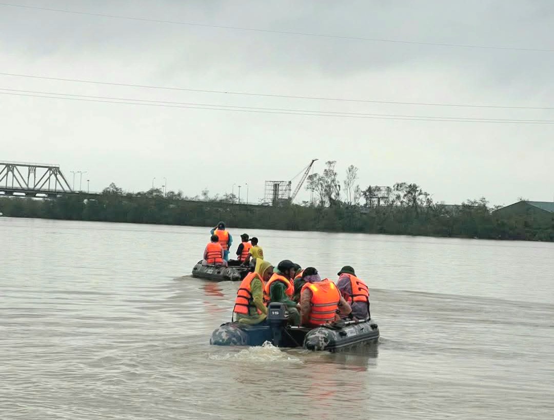T&igrave;m thấy thi thể cuối c&ugrave;ng vụ người bố &ocirc;m 2 con g&aacute;i nhảy cầu Bến Thủy- Ảnh 1.