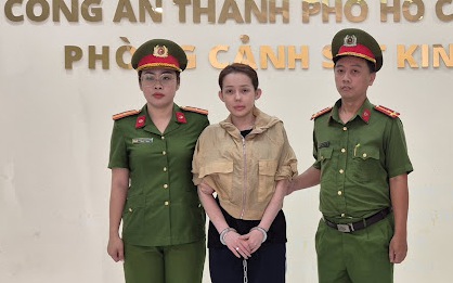 Kh&aacute;m x&eacute;t nh&agrave; Ng&acirc;n 98, thu giữ 80 sổ đỏ, hơn 8.000 USD