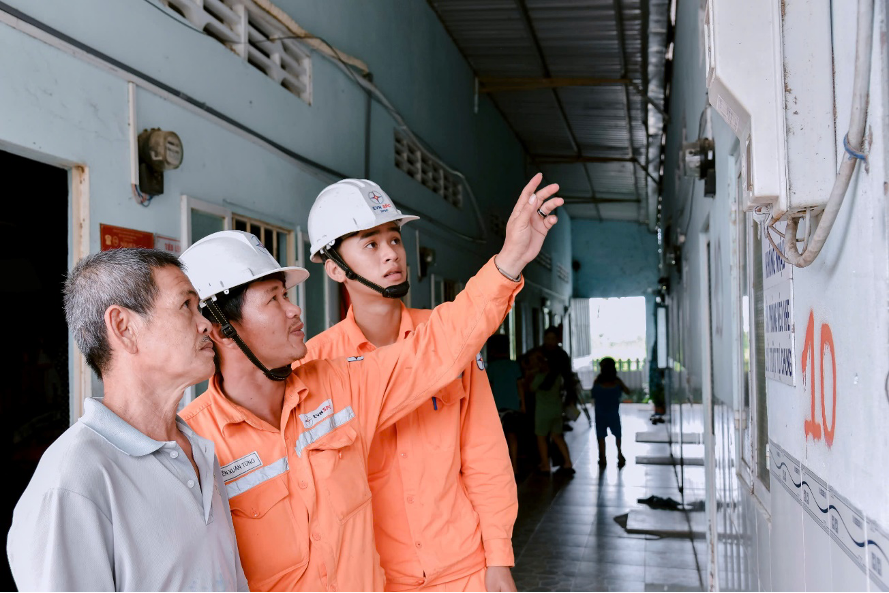 Tr&aacute;nh nguy cơ điện giật m&ugrave;a mưa b&atilde;o: Những nguy&ecirc;n tắc "v&agrave;ng" kh&ocirc;ng thể phớt lờ- Ảnh 1.