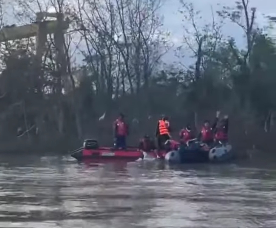 T&igrave;m thấy thi thể cuối c&ugrave;ng vụ người bố &ocirc;m 2 con g&aacute;i nhảy cầu Bến Thủy- Ảnh 2.