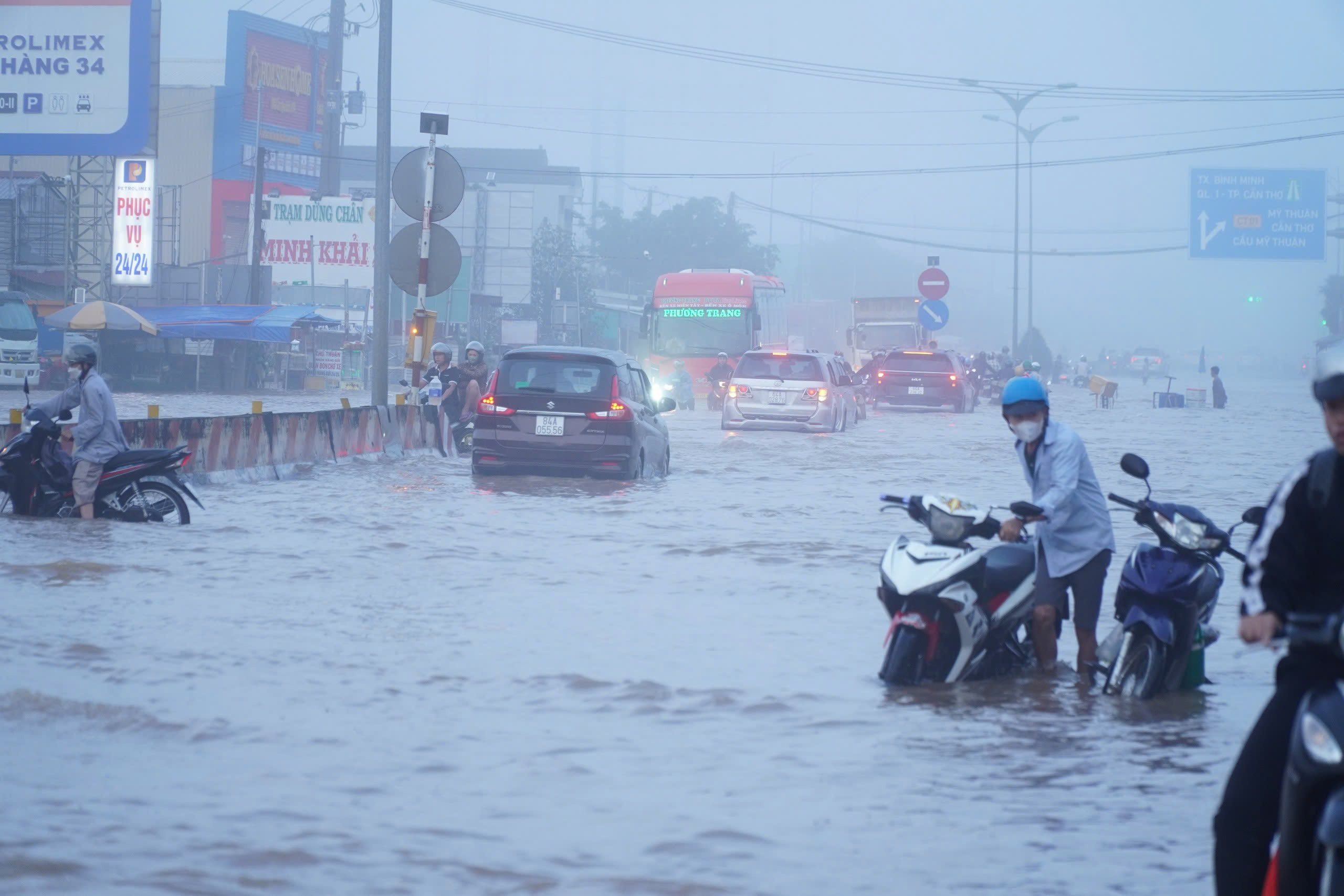Vĩnh Long đầu tư hơn 12 tỷ đồng nâng cấp QL1 qua bến xe Bình Minh để chống ngập- Ảnh 1. Vĩnh Long đầu tư hơn 12 tỷ đồng nâng cấp QL1 qua bến xe Bình Minh để chống ngập- Ảnh 1.