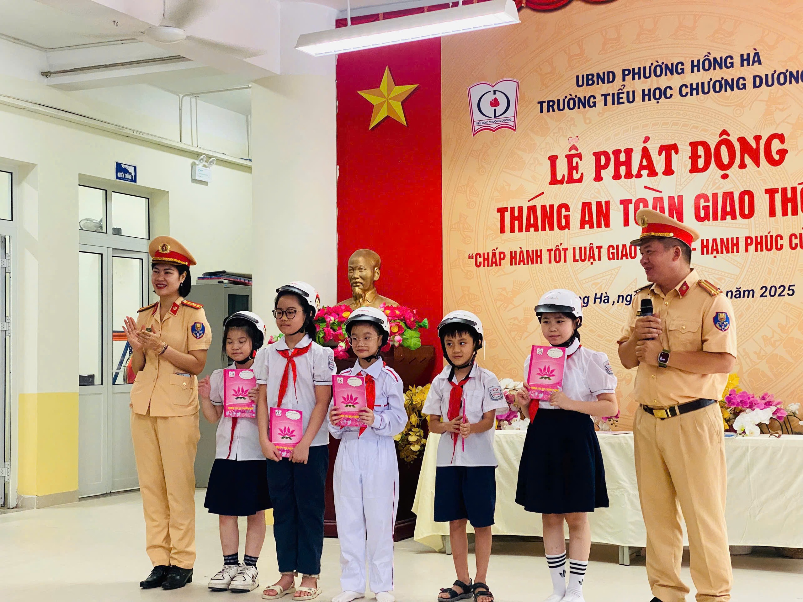 Nguy hiểm r&igrave;nh rập khi mũ bảo hiểm "đội cho c&oacute;", để đối ph&oacute;- Ảnh 3.