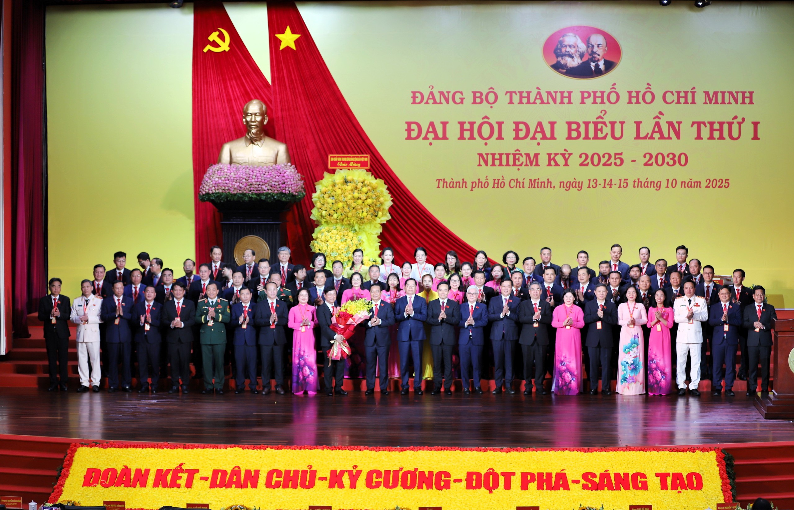 TP.HCM bế mạc Đại hội Đảng bộ lần thứ I, thông qua nghị quyết với 30 chỉ tiêu phát triển- Ảnh 2. TP.HCM bế mạc Đại hội Đảng bộ lần thứ I, thông qua nghị quyết với 30 chỉ tiêu phát triển- Ảnh 2.