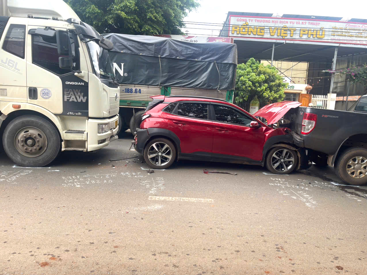 Lời khai của tài xế gây ra vụ tai nạn liên hoàn 5 ô tô trên đường Hồ Chí Minh qua Đắk Lắk- Ảnh 1. Lời khai của tài xế gây ra vụ tai nạn liên hoàn 5 ô tô trên đường Hồ Chí Minh qua Đắk Lắk- Ảnh 1.