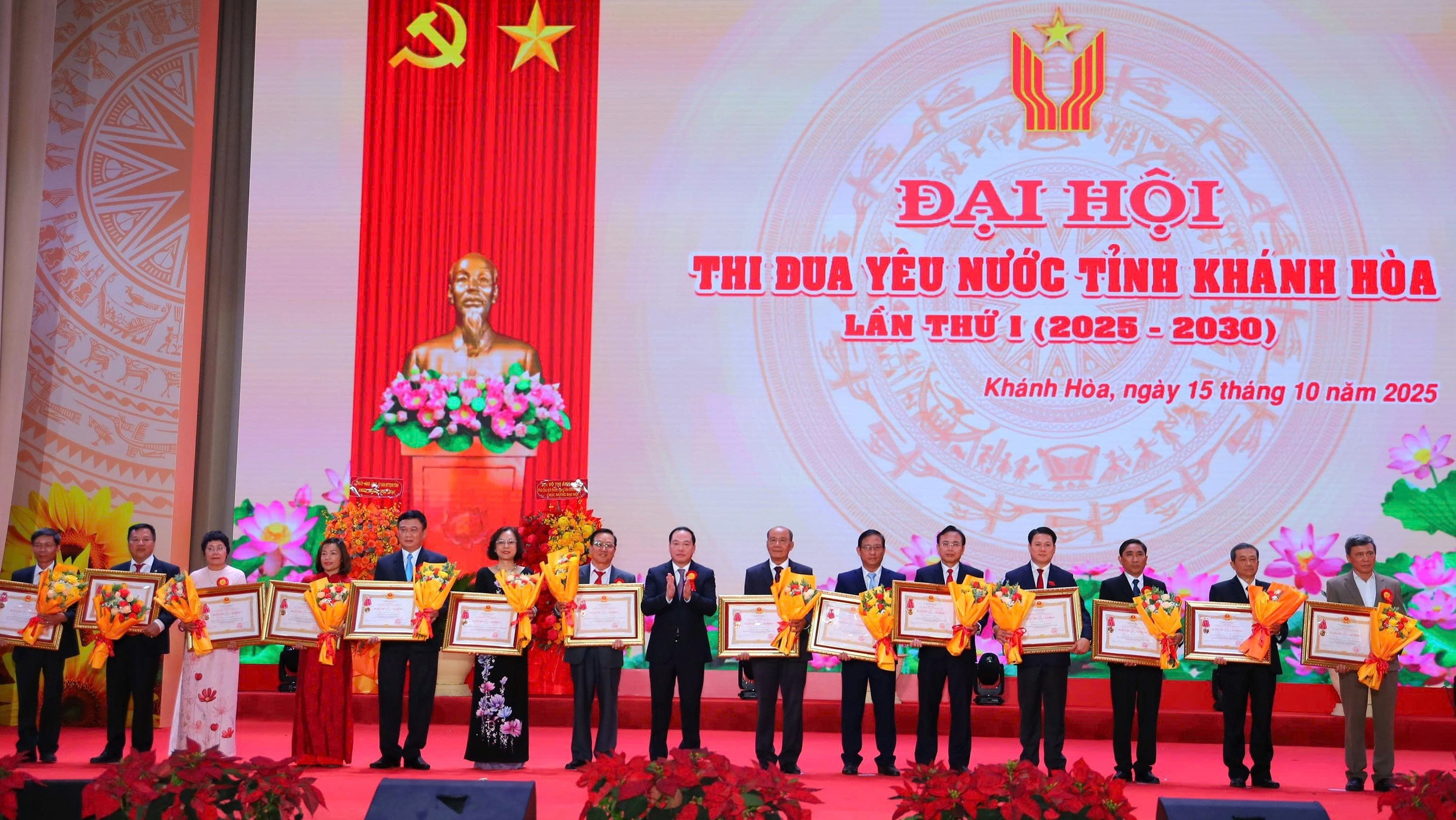 Khánh Hòa: 500 ngày đêm hoàn thành 3.000km cao tốc, điểm nhấn phong trào thi đua yêu nước- Ảnh 2. Khánh Hòa: 500 ngày đêm hoàn thành 3.000km cao tốc, điểm nhấn phong trào thi đua yêu nước- Ảnh 2.