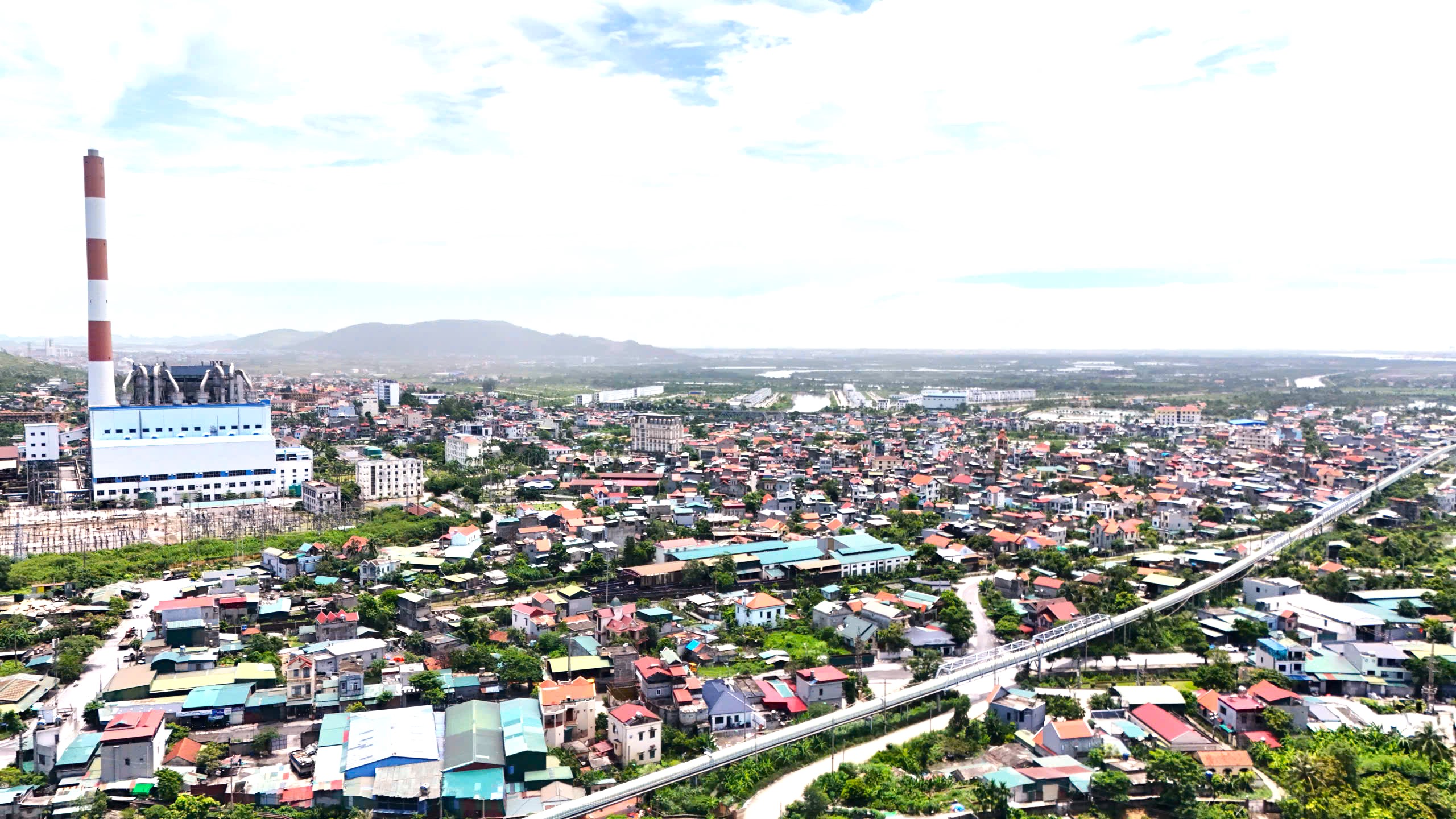 Quảng Ninh tăng tốc ho&agrave;n thiện hạ tầng, hướng tới th&agrave;nh phố trực thuộc Trung ương năm 2030- Ảnh 1.