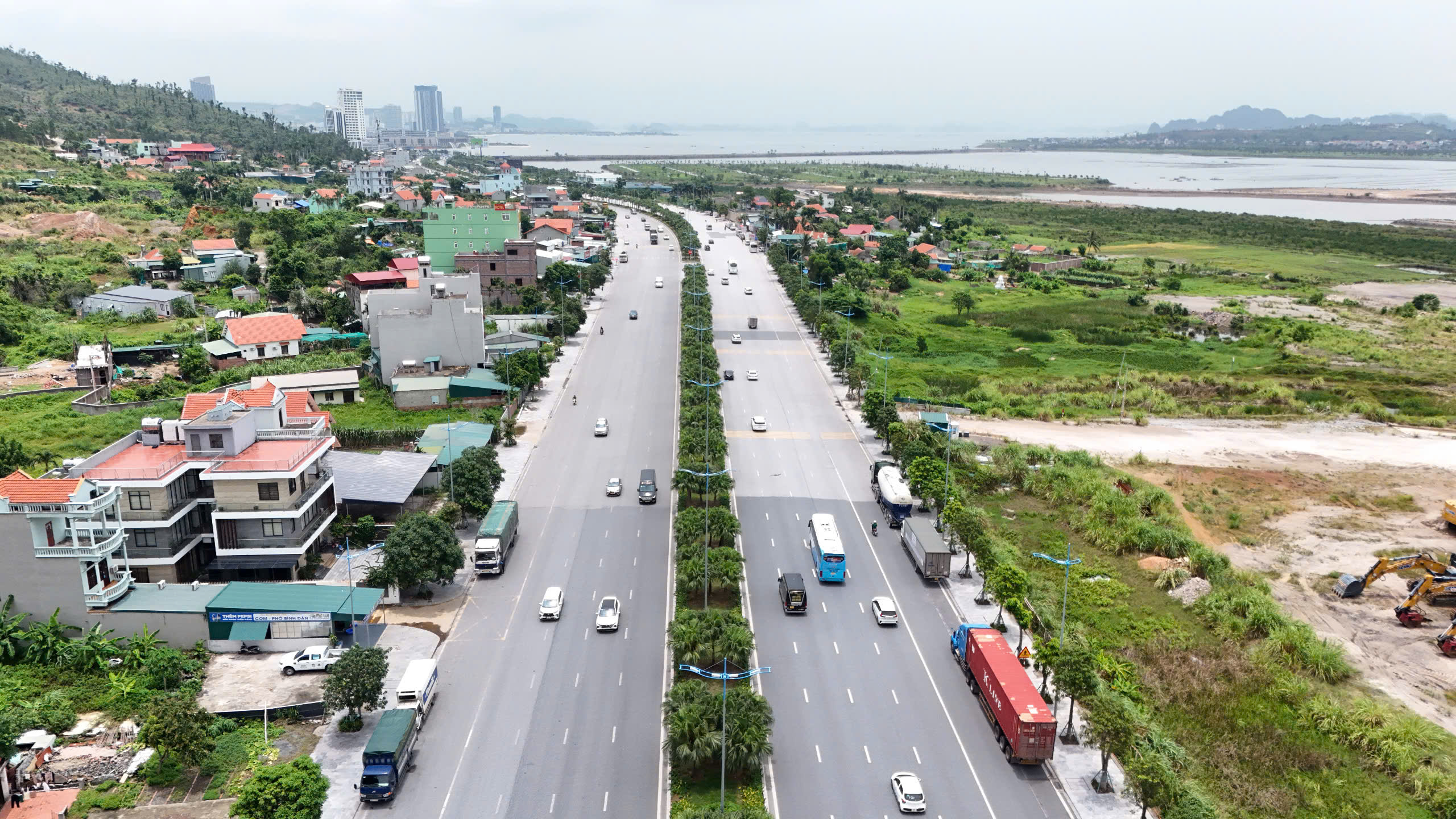 Quảng Ninh tăng tốc ho&agrave;n thiện hạ tầng, hướng tới th&agrave;nh phố trực thuộc Trung ương năm 2030- Ảnh 3.