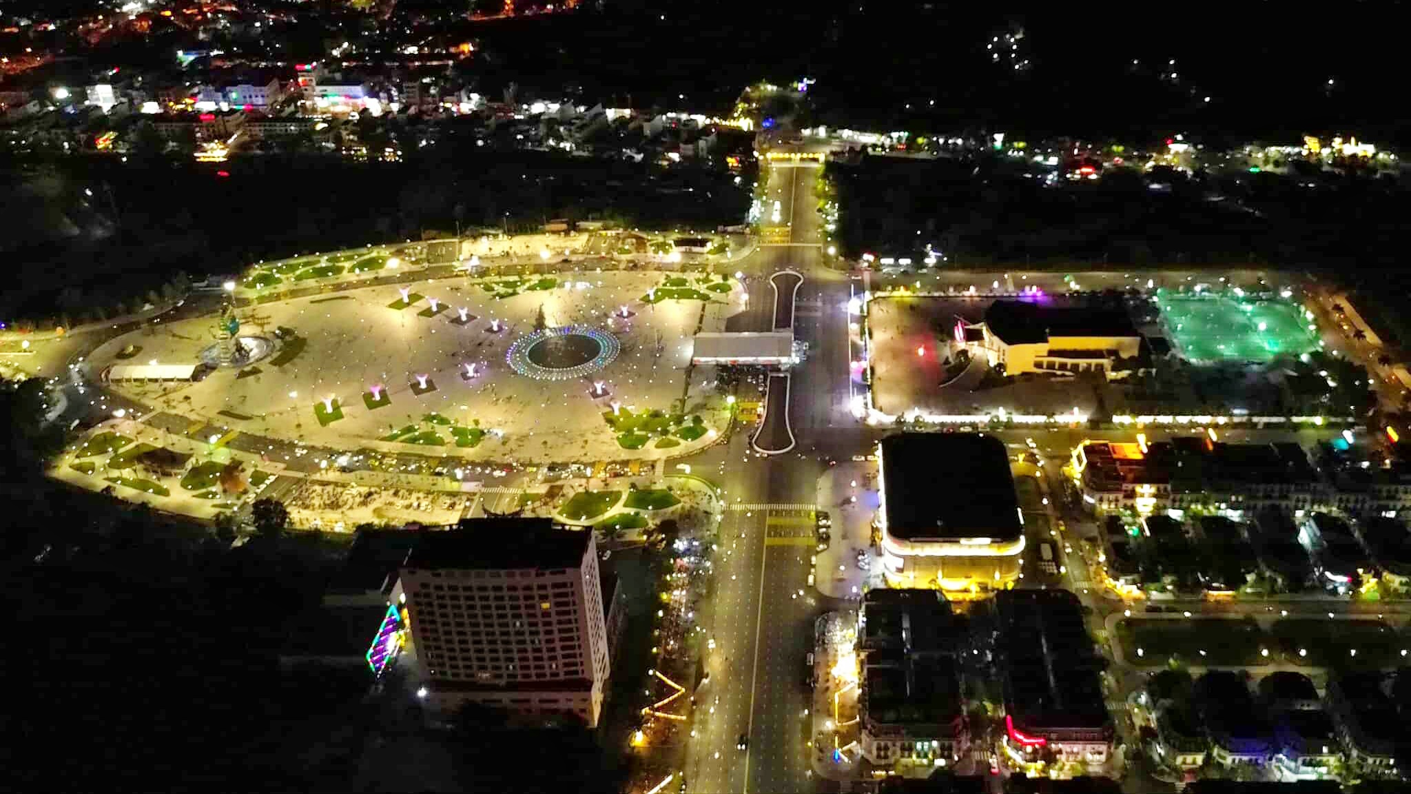 Cận cảnh quảng trường Phan Ngọc Hiển - biểu tượng trái tim của Cà Mau- Ảnh 2. Cận cảnh quảng trường Phan Ngọc Hiển - biểu tượng trái tim của Cà Mau- Ảnh 2.