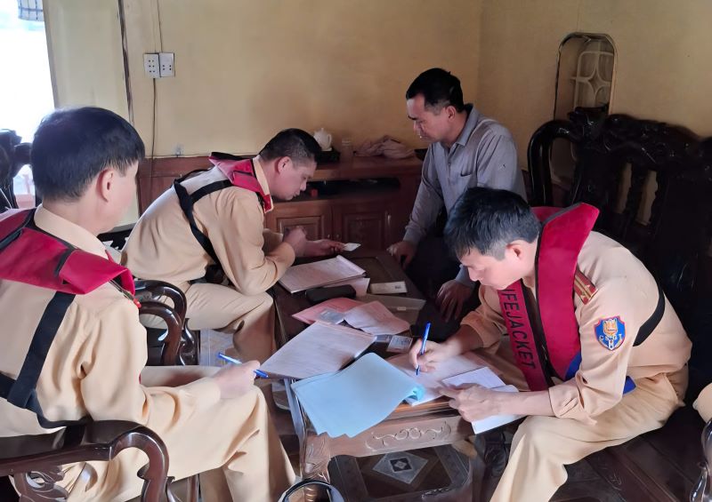 Ninh B&igrave;nh: Siết chặt quản l&yacute; t&agrave;u, thuyền nhằm đảm bảo an to&agrave;n giao th&ocirc;ng đường thủy- Ảnh 3.