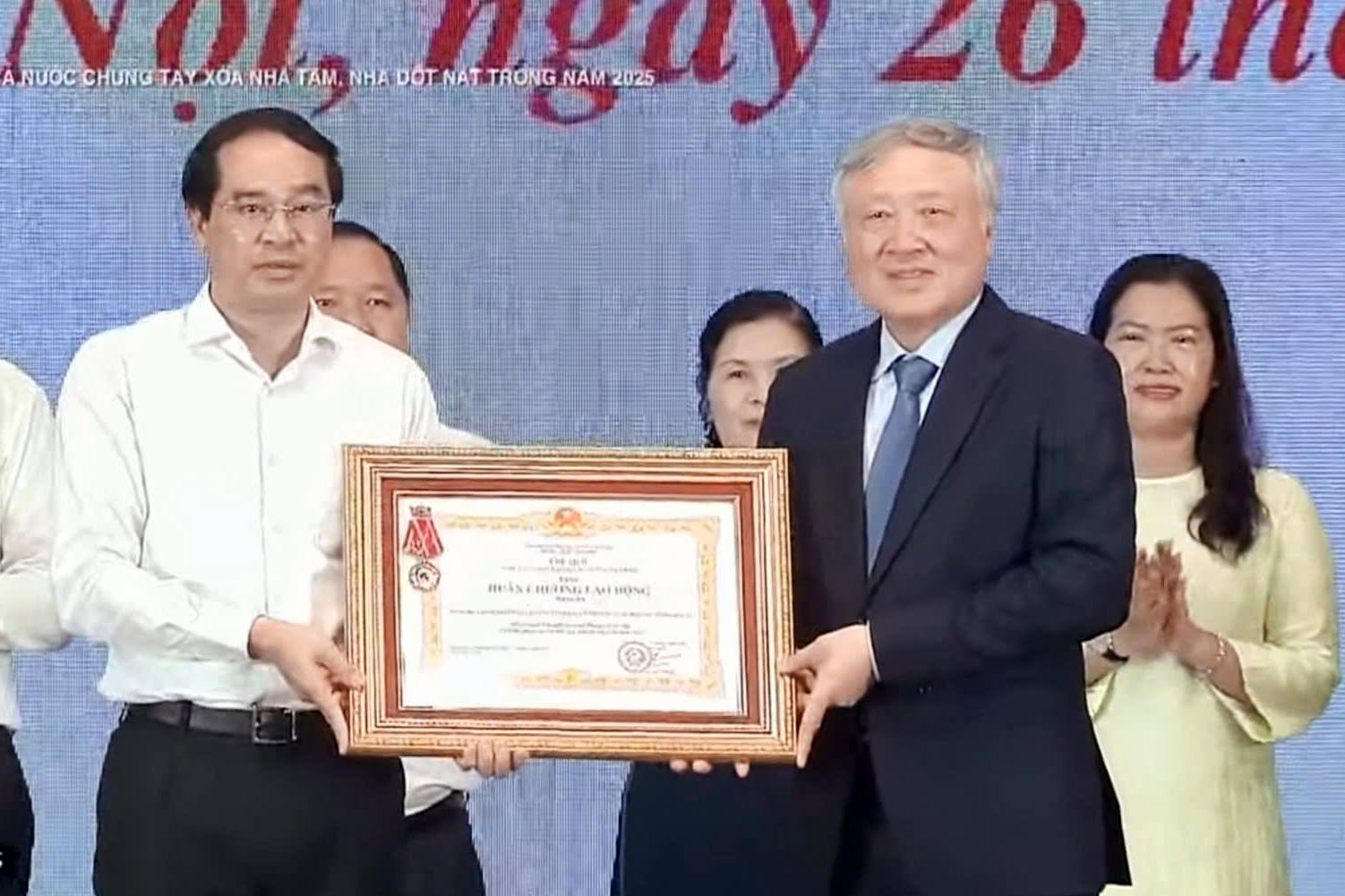 X&oacute;a nh&agrave; tạm, nh&agrave; dột n&aacute;t, h&agrave;nh tr&igrave;nh y&ecirc;u nước từ những m&aacute;i ấm v&ugrave;ng cao ở L&agrave;o Cai- Ảnh 3.