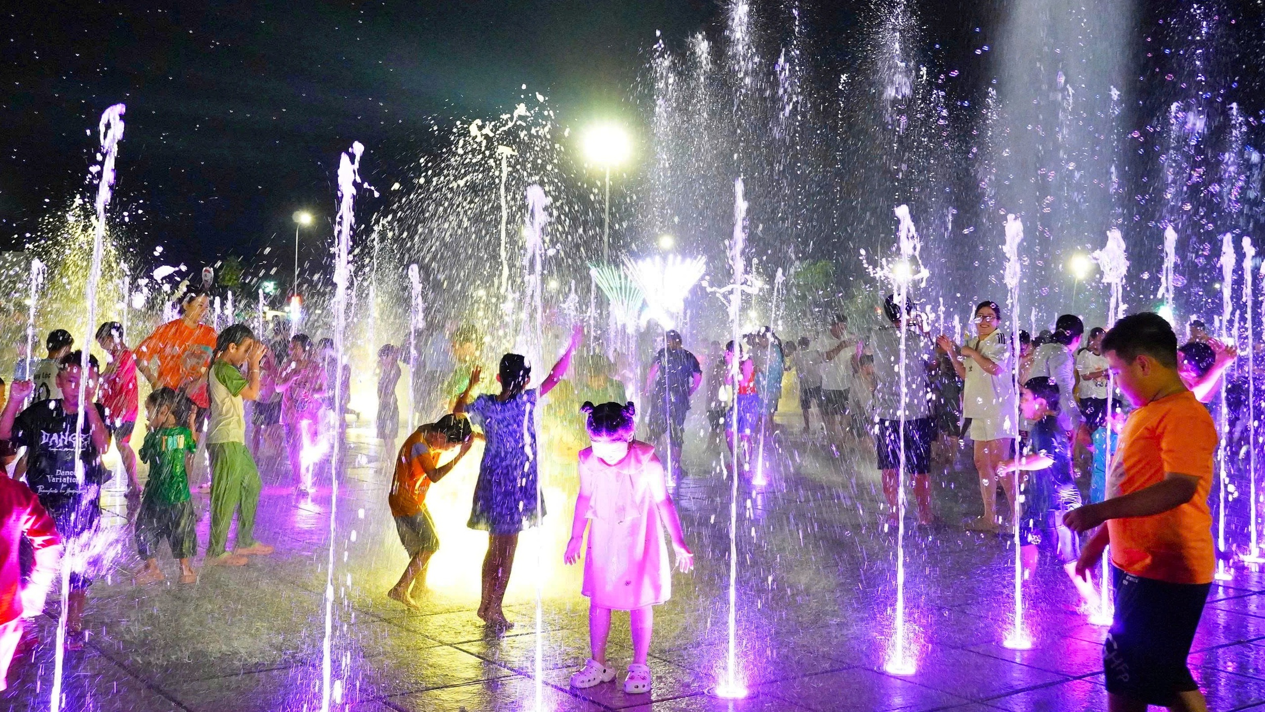 Cận cảnh quảng trường Phan Ngọc Hiển - biểu tượng trái tim của Cà Mau- Ảnh 5. Cận cảnh quảng trường Phan Ngọc Hiển - biểu tượng trái tim của Cà Mau- Ảnh 5.