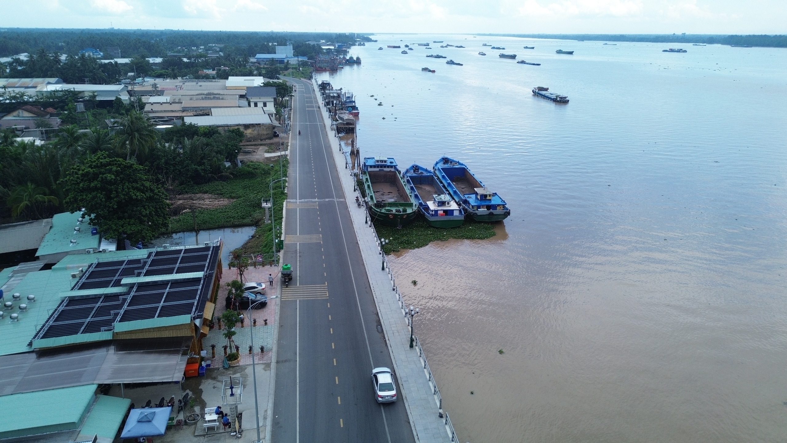 Sớm khép kín đường dọc sông Tiền hơn 2.400 tỷ đồng qua Đồng Tháp- Ảnh 1. Sớm khép kín đường dọc sông Tiền hơn 2.400 tỷ đồng qua Đồng Tháp- Ảnh 1.