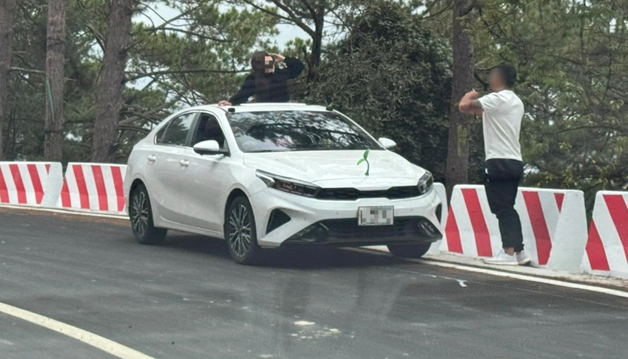 Dừng xe ở l&agrave;n khẩn cấp để chụp ảnh bị phạt thế n&agrave;o?- Ảnh 1.