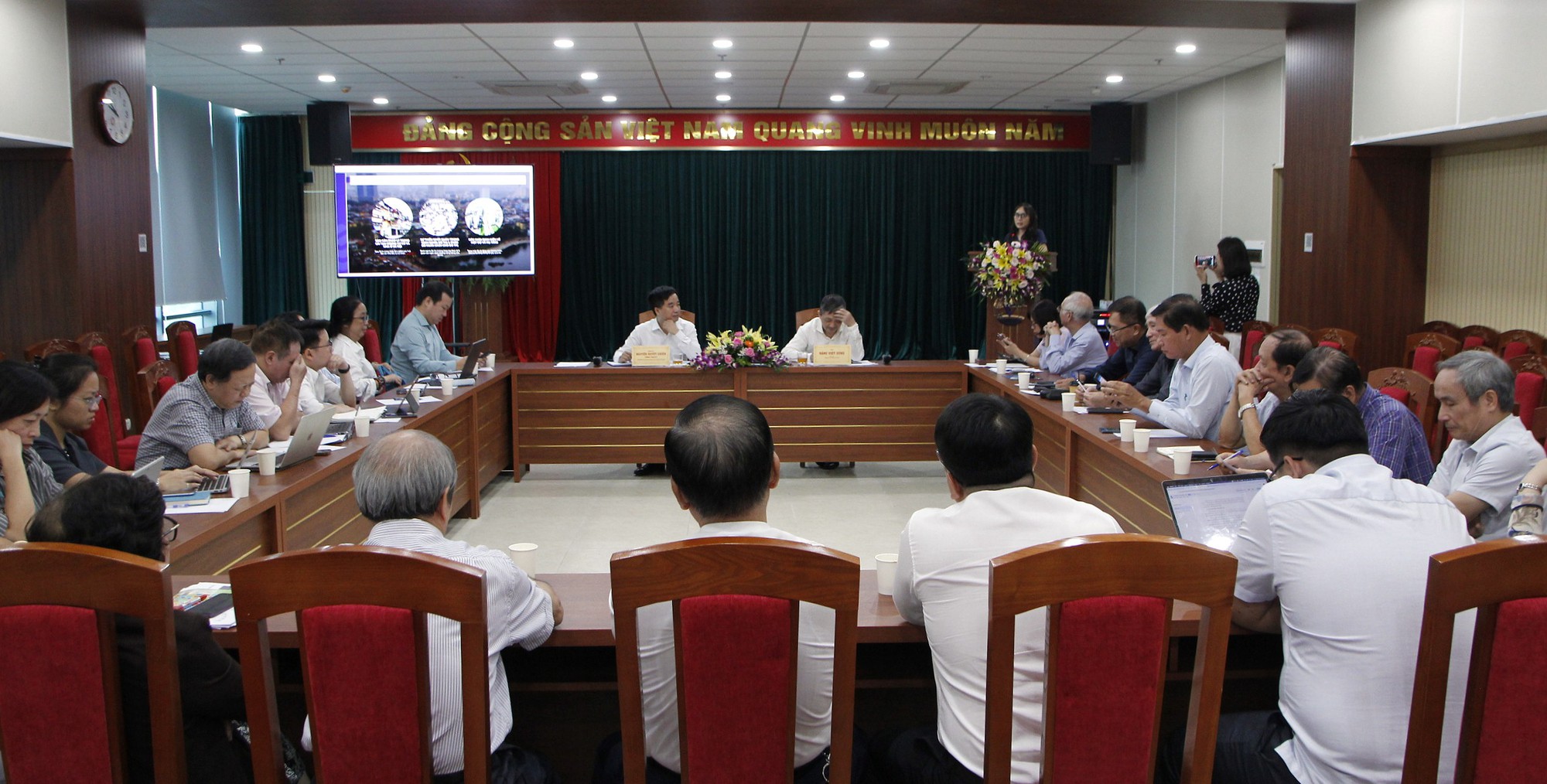 Hội thảo c&oacute; sự tham gia của nhiều chuy&ecirc;n gia, nh&agrave; khoa học đầu ng&agrave;nh về quản l&yacute; v&agrave; ph&aacute;t triển đ&ocirc; thị tại Việt Nam.