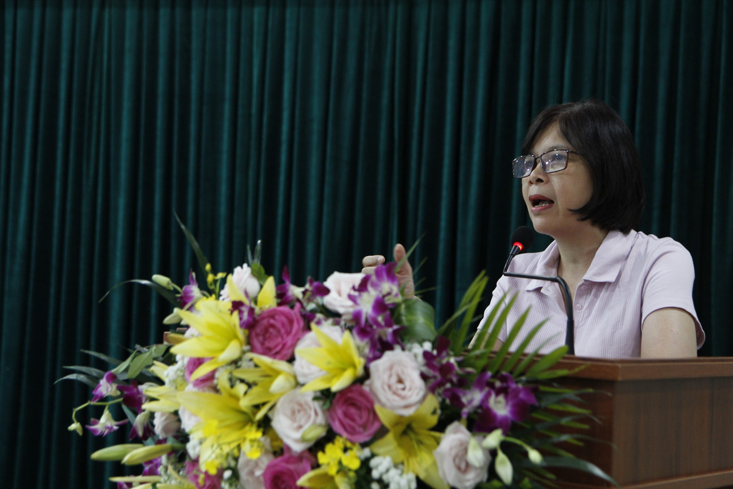TS. Phạm Thị Nh&acirc;m, nguy&ecirc;n Ph&oacute; Viện trưởng Viện Quy hoạch đ&ocirc; thị v&agrave; n&ocirc;ng th&ocirc;n quốc gia đ&oacute;ng g&oacute;p &yacute; kiến tại Hội thảo về cải tạo đ&ocirc; thị.