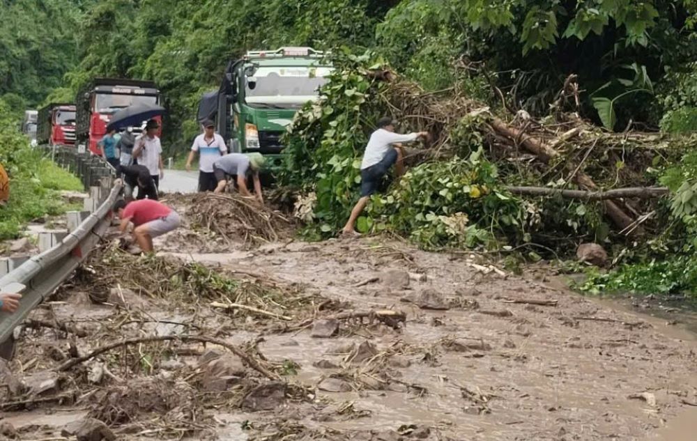 Mưa lớn g&acirc;y ngập lụt, chia cắt giao th&ocirc;ng cục bộ tại c&aacute;c x&atilde; miền n&uacute;i ph&iacute;a Nam Quảng Trị- Ảnh 2.