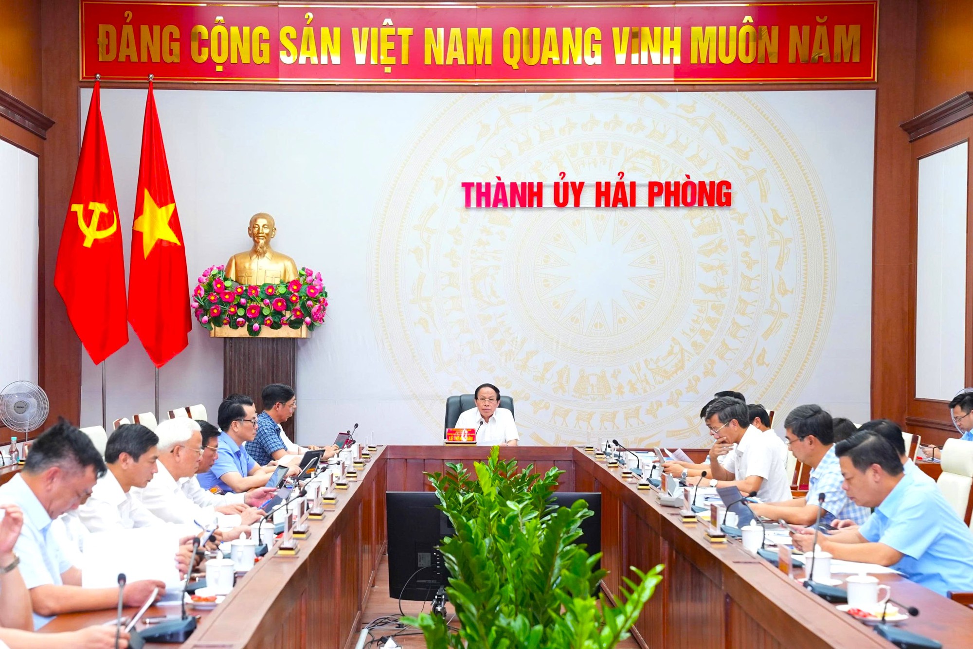 Hải Ph&ograve;ng: Th&ocirc;ng qua chủ trương đầu tư tuyến Đ&ocirc;ng - T&acirc;y v&agrave; khu kinh tế chuy&ecirc;n biệt- Ảnh 1.