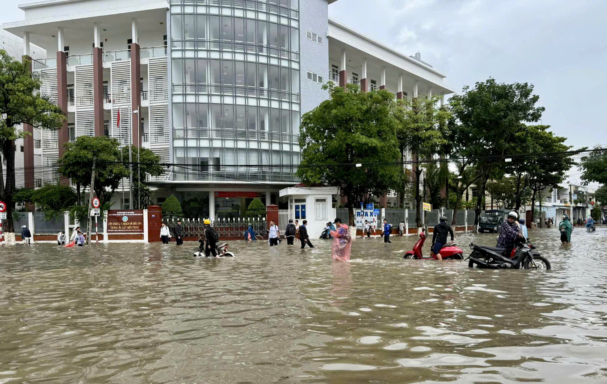 Nhiều tuyến đường ở Nha Trang ngập s&acirc;u, giao th&ocirc;ng t&ecirc; liệt cục bộ- Ảnh 1.