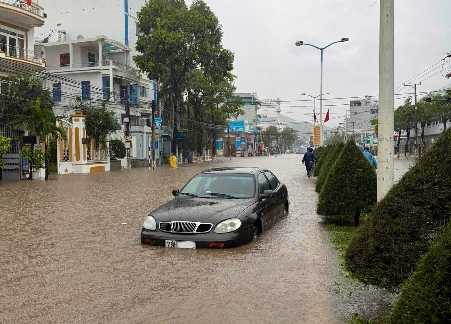 Nhiều tuyến đường ở Nha Trang ngập s&acirc;u, giao th&ocirc;ng t&ecirc; liệt cục bộ- Ảnh 4.