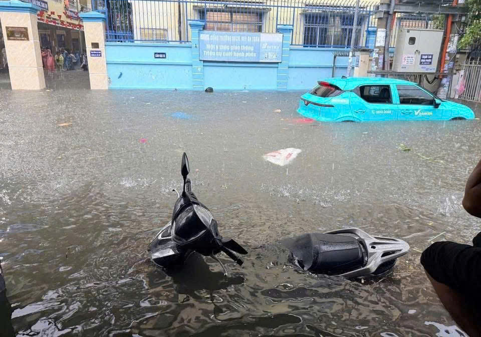 Nhiều tuyến đường ở Nha Trang ngập s&acirc;u, giao th&ocirc;ng t&ecirc; liệt cục bộ- Ảnh 5.