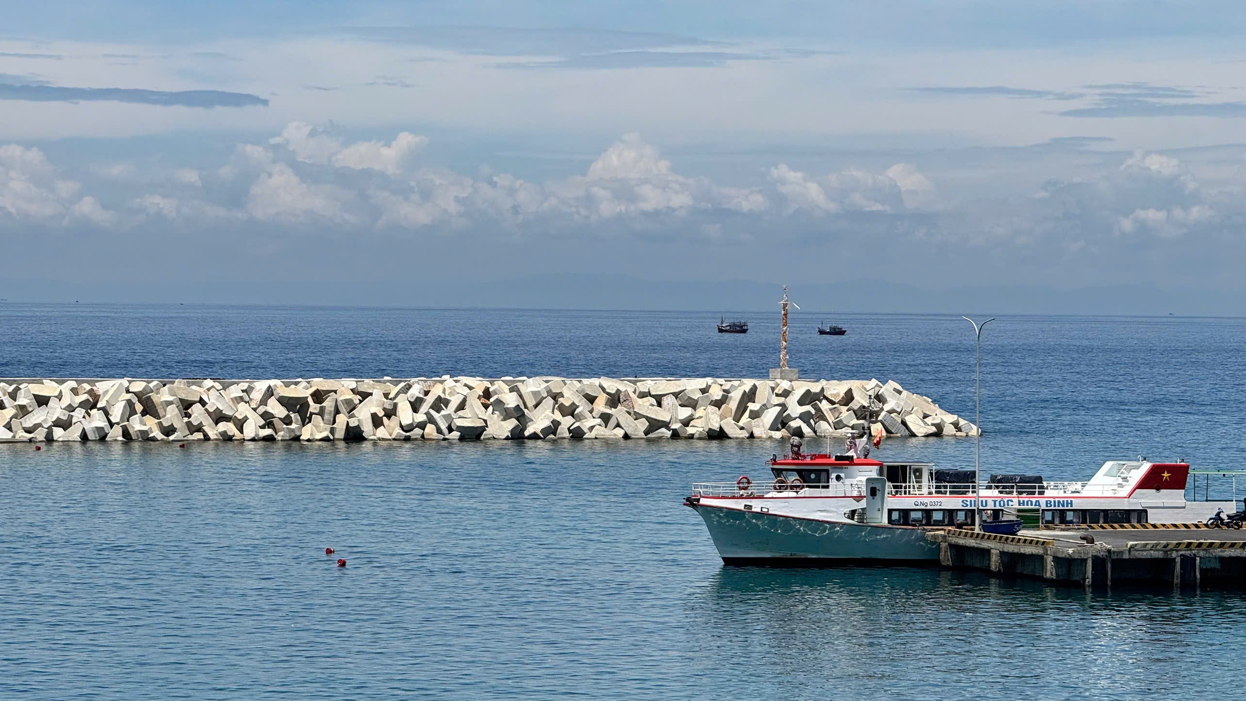 Quảng Ng&atilde;i: Đề xuất đ&oacute;ng th&ecirc;m t&agrave;u hạng sang tr&ecirc;n tuyến đường thủy Sa Kỳ - L&yacute; Sơn- Ảnh 2.