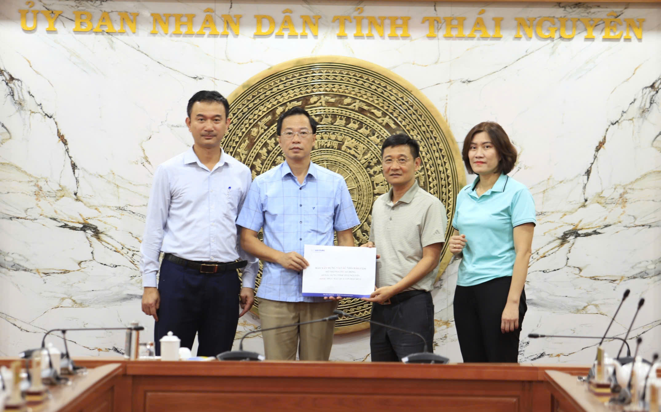 B&aacute;o X&acirc;y dựng v&agrave; c&aacute;c nh&agrave; t&agrave;i trợ ủng hộ hơn 2,4 tỷ đồng gi&uacute;p Th&aacute;i Nguy&ecirc;n khắc phục b&atilde;o lũ- Ảnh 10.