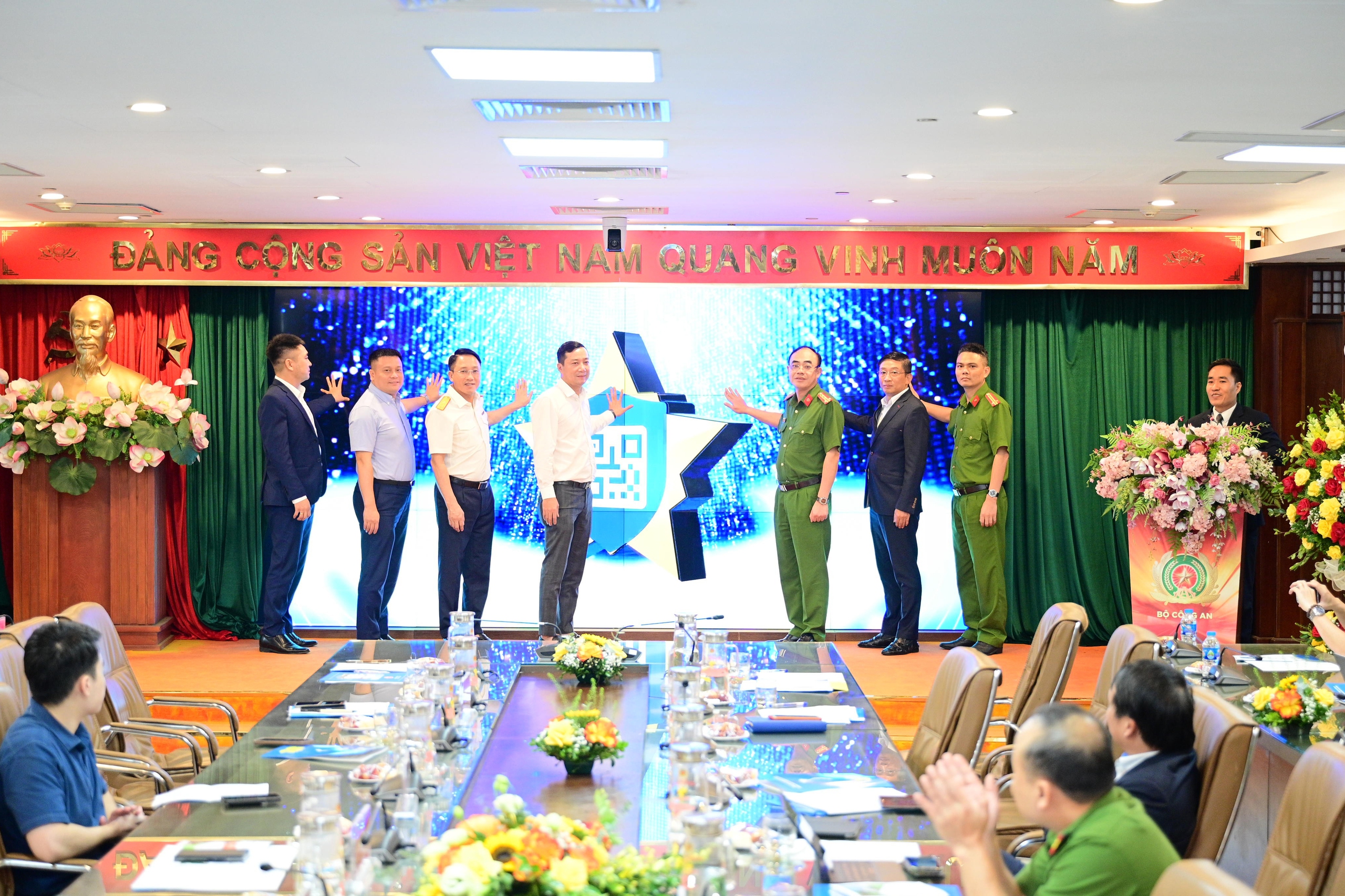 Sẽ định danh h&oacute;a chất qua VNeID để chặn mỹ phẩm, thực phẩm v&agrave; thuốc giả- Ảnh 1.