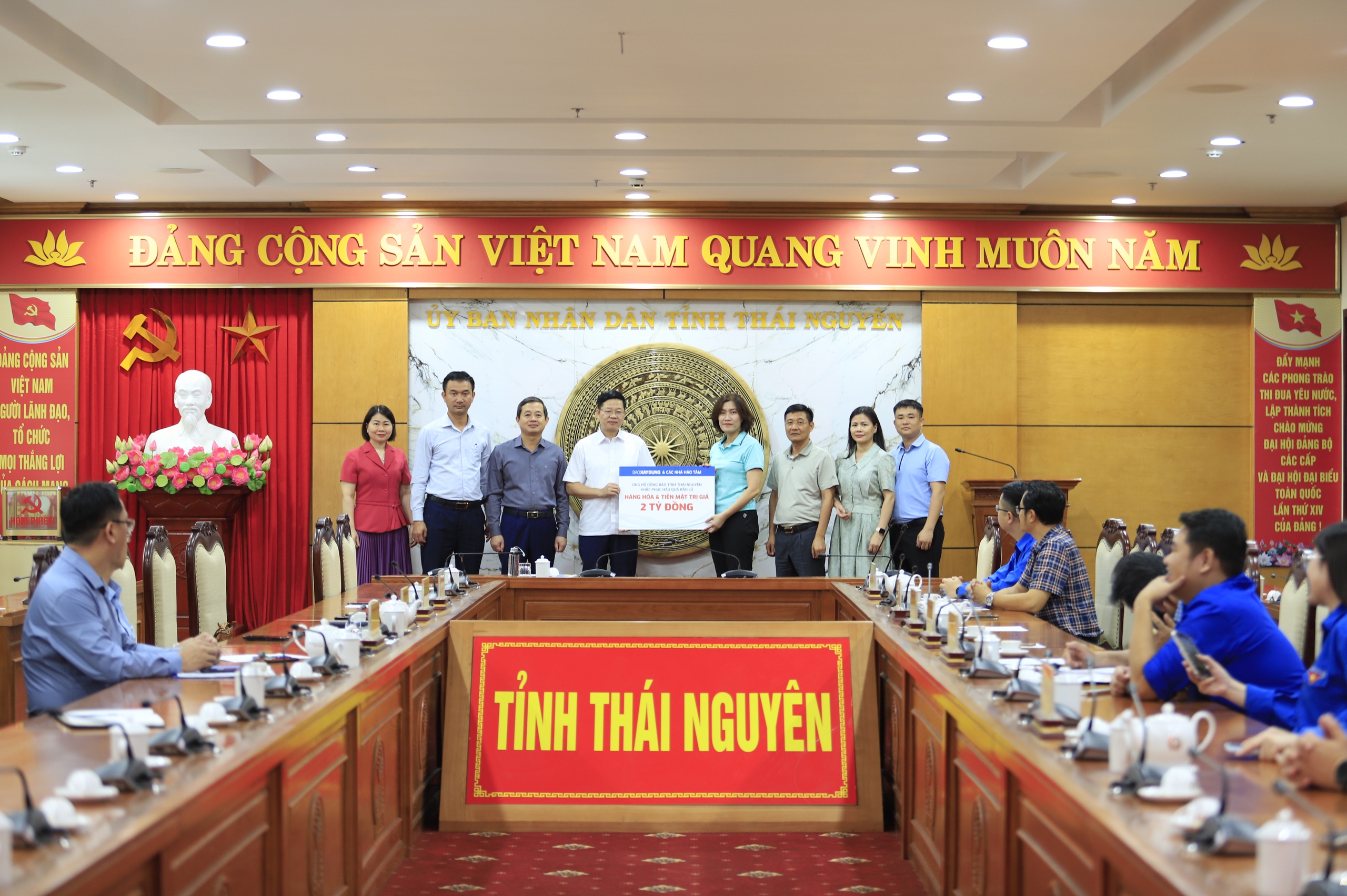 Bão lũ cuốn trôi nhà cửa, không cuốn được tình người- Ảnh 1. Bão lũ cuốn trôi nhà cửa, không cuốn được tình người- Ảnh 1.