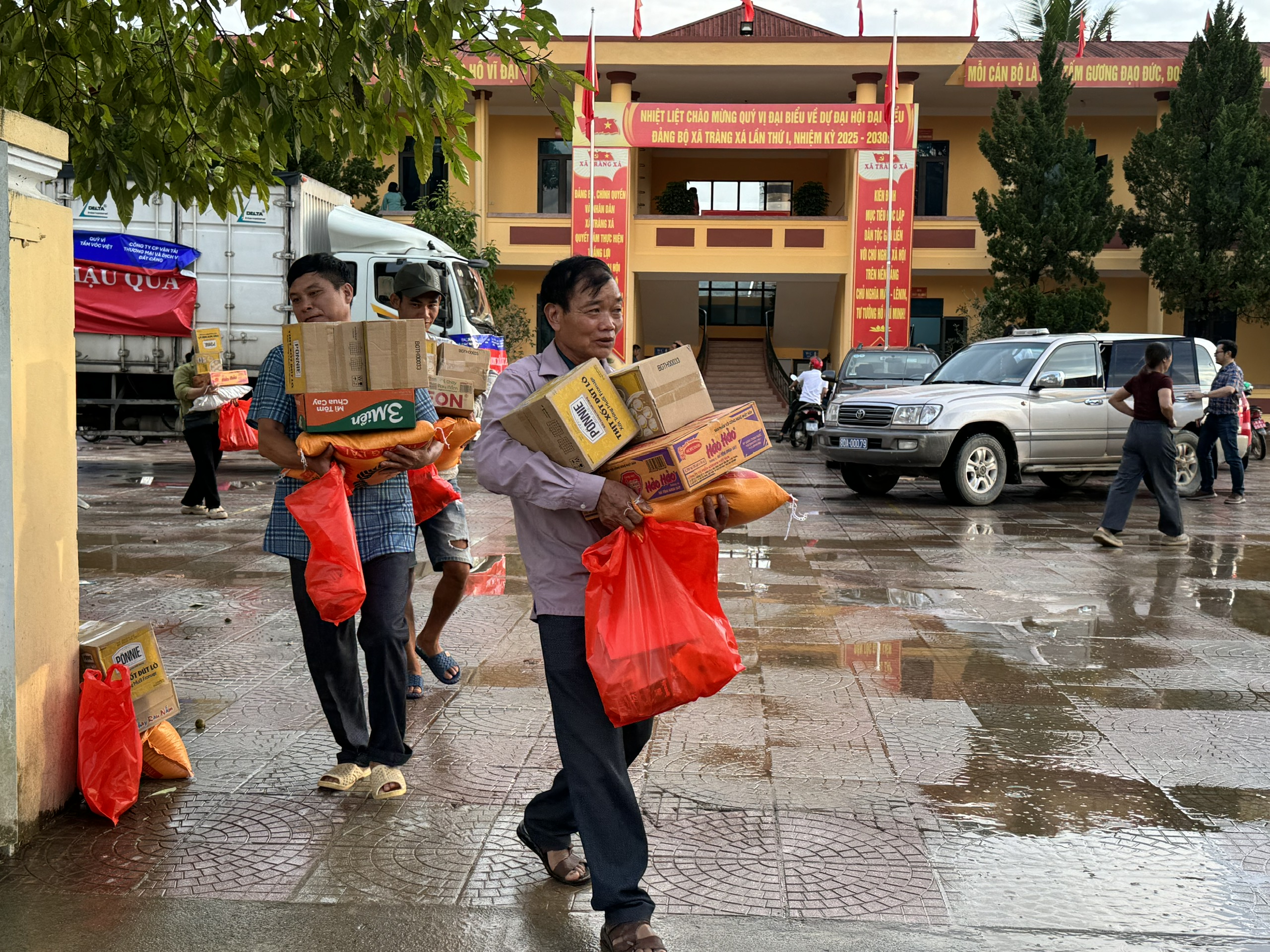 Bão lũ cuốn trôi nhà cửa, không cuốn được tình người- Ảnh 14. Bão lũ cuốn trôi nhà cửa, không cuốn được tình người- Ảnh 14.