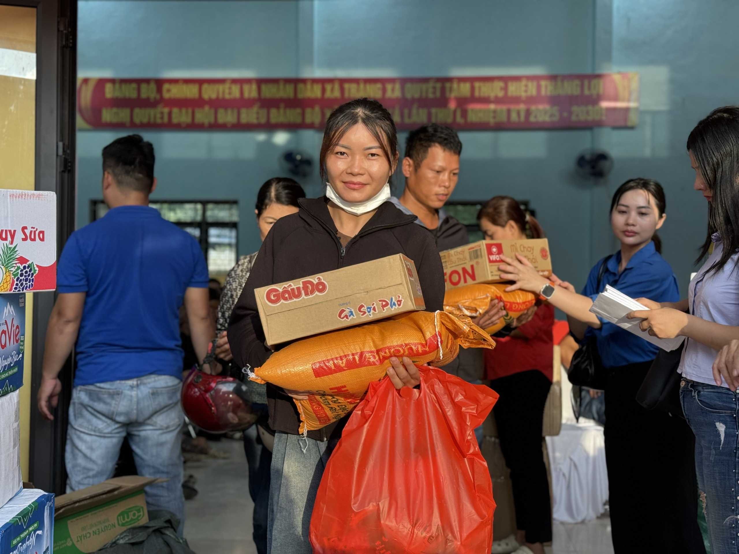 Bão lũ cuốn trôi nhà cửa, không cuốn được tình người- Ảnh 16. Bão lũ cuốn trôi nhà cửa, không cuốn được tình người- Ảnh 16.