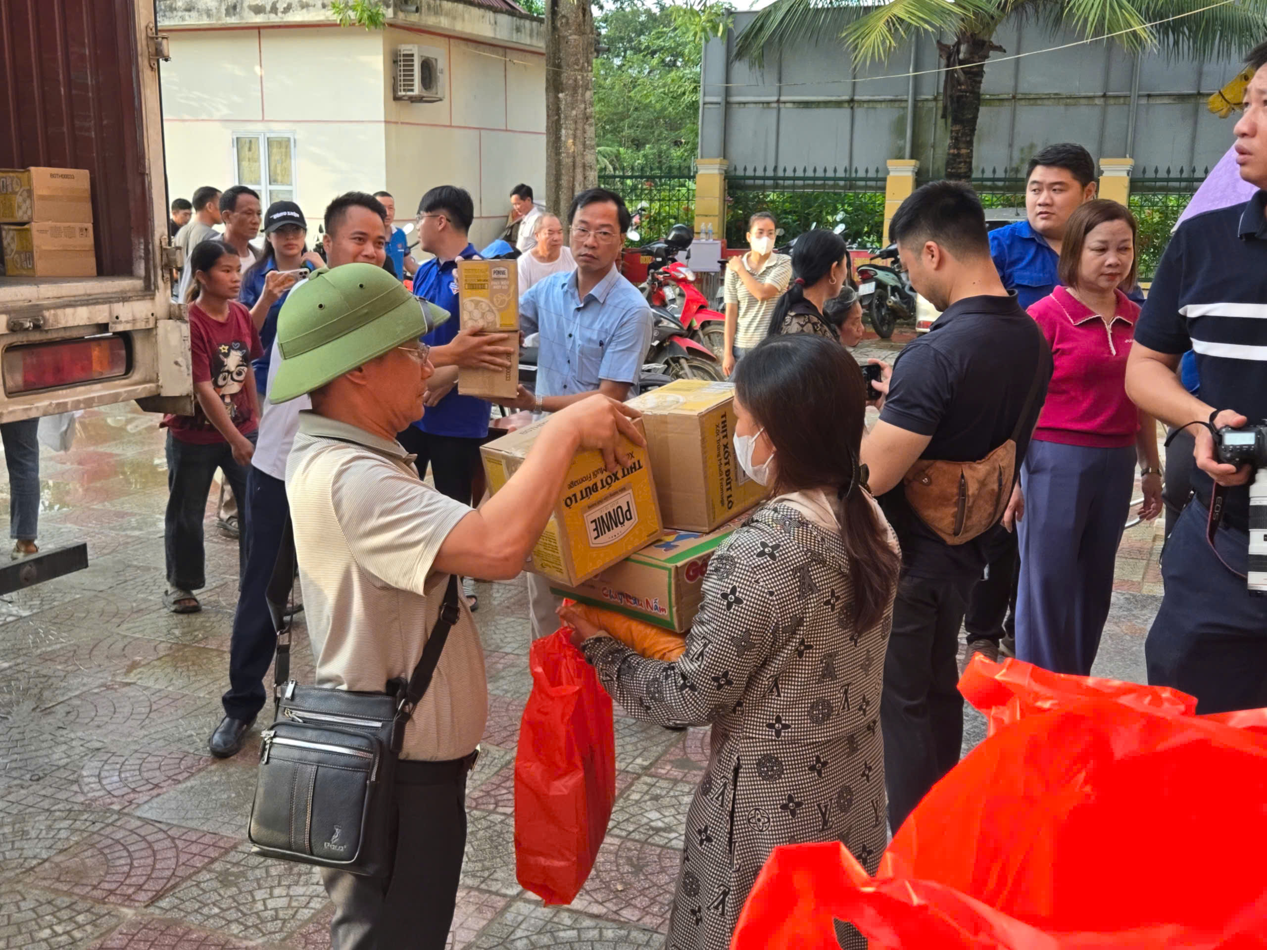 Bão lũ cuốn trôi nhà cửa, không cuốn được tình người- Ảnh 17. Bão lũ cuốn trôi nhà cửa, không cuốn được tình người- Ảnh 17.