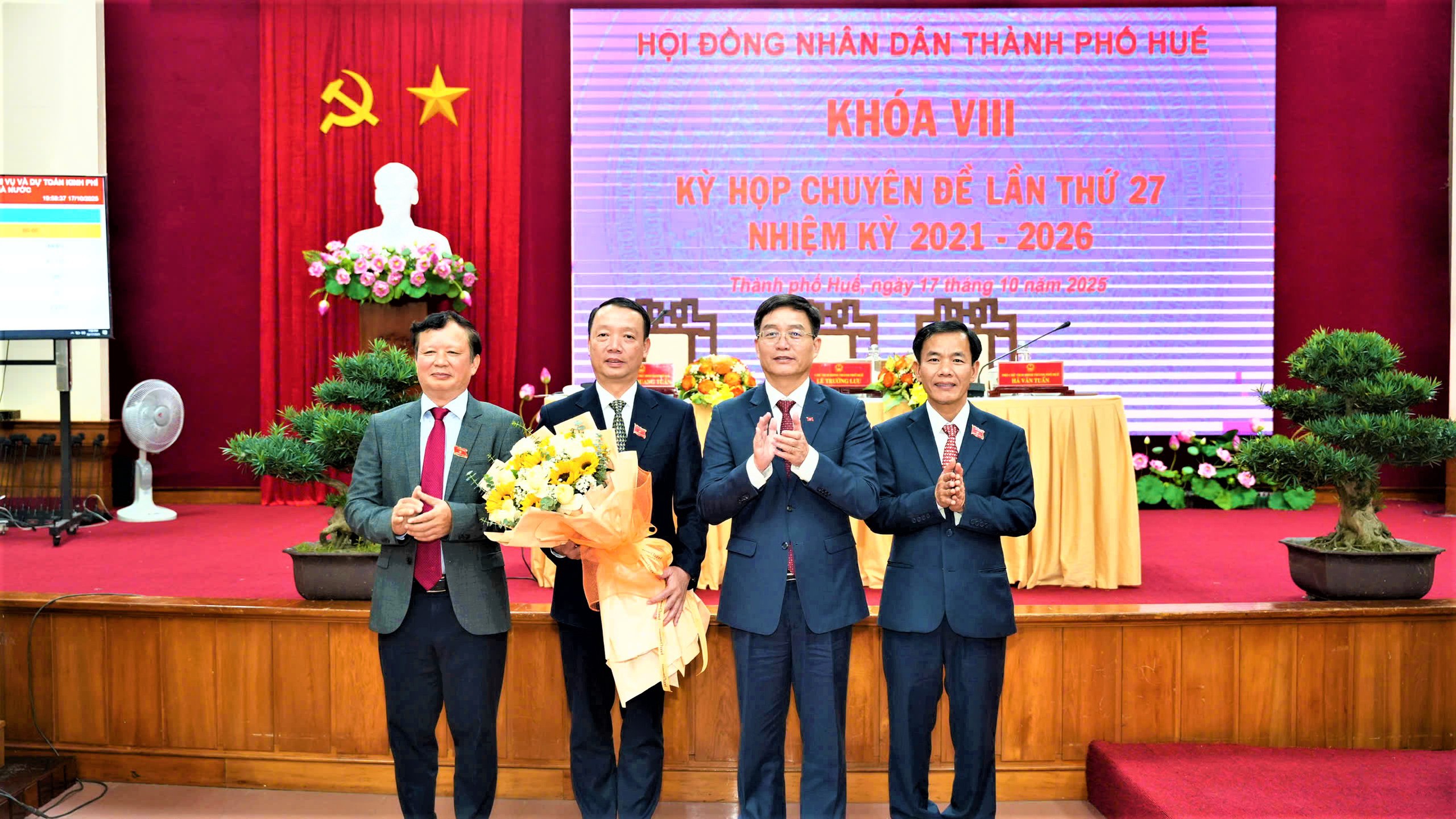 Ông Phan Thiên Định được bầu giữ chức Chủ tịch UBND TP Huế- Ảnh 2. Ông Phan Thiên Định được bầu giữ chức Chủ tịch UBND TP Huế- Ảnh 2.