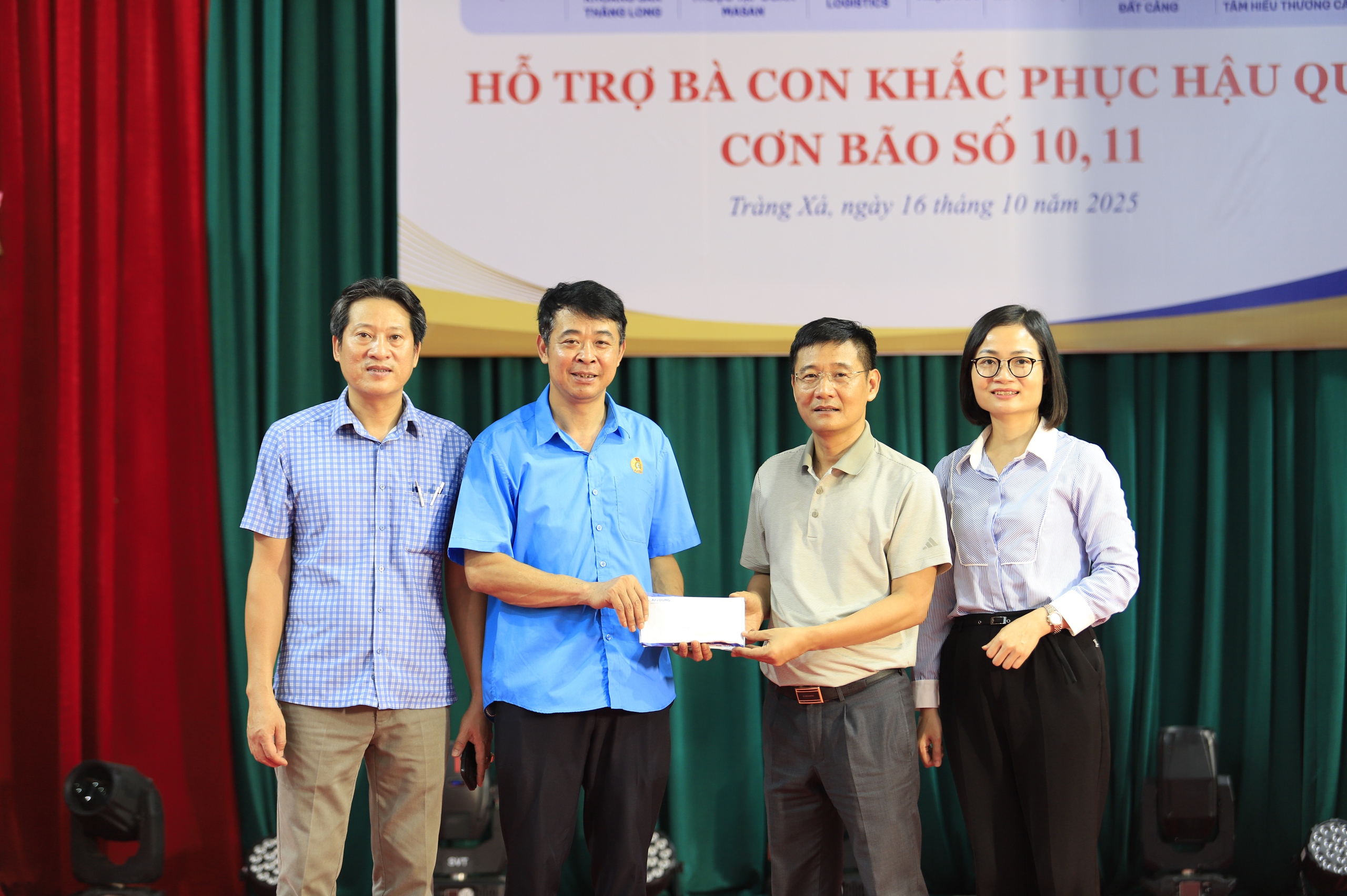 Bão lũ cuốn trôi nhà cửa, không cuốn được tình người- Ảnh 4. Bão lũ cuốn trôi nhà cửa, không cuốn được tình người- Ảnh 4.