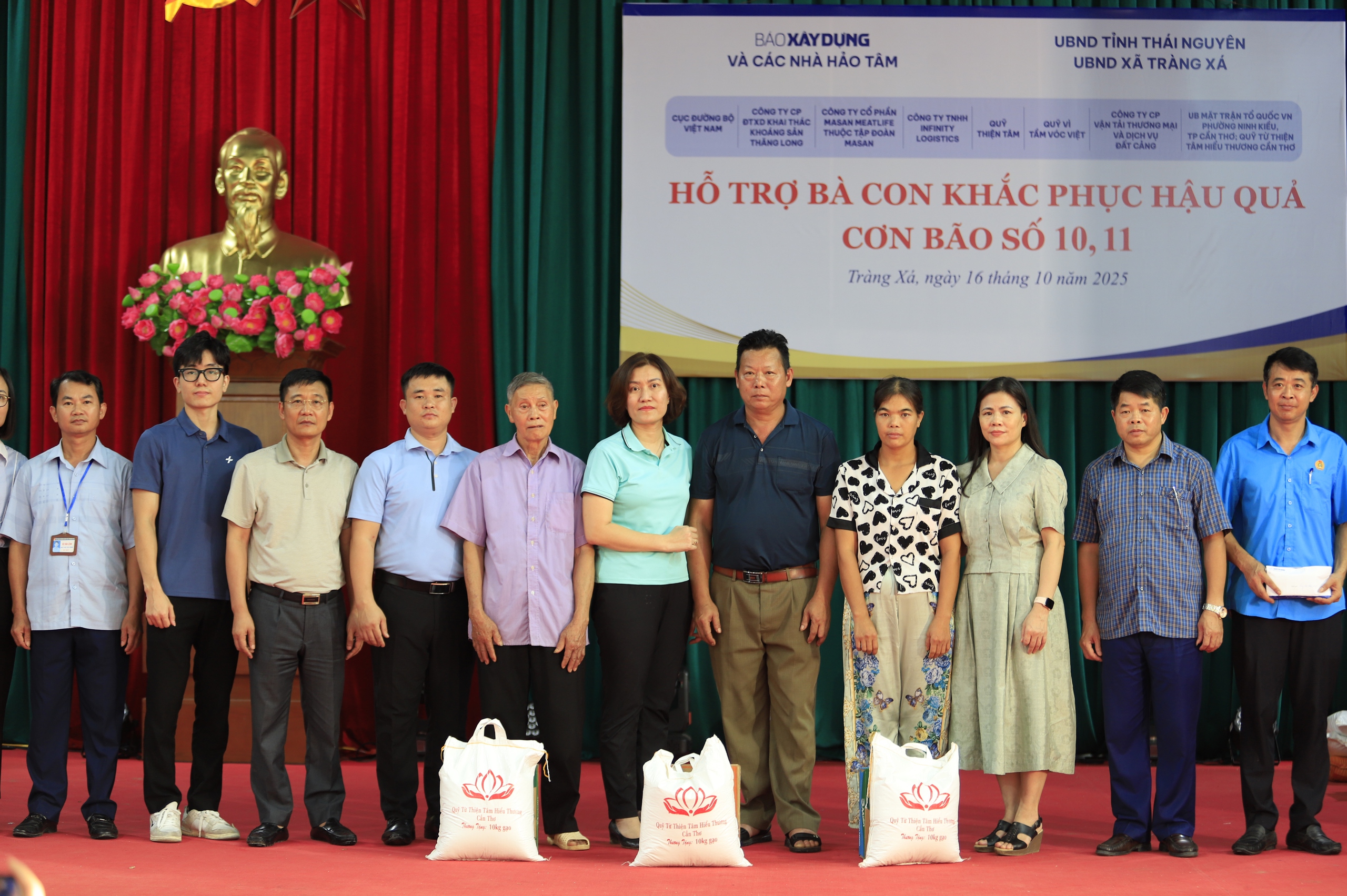 Bão lũ cuốn trôi nhà cửa, không cuốn được tình người- Ảnh 2. Bão lũ cuốn trôi nhà cửa, không cuốn được tình người- Ảnh 2.