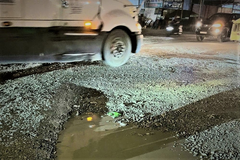 Tạm ngưng lưu thông tại nút giao Đường tỉnh 825 - đường cặp kênh Tây để sửa chữa- Ảnh 1. Tạm ngưng lưu thông tại nút giao Đường tỉnh 825 - đường cặp kênh Tây để sửa chữa- Ảnh 1.