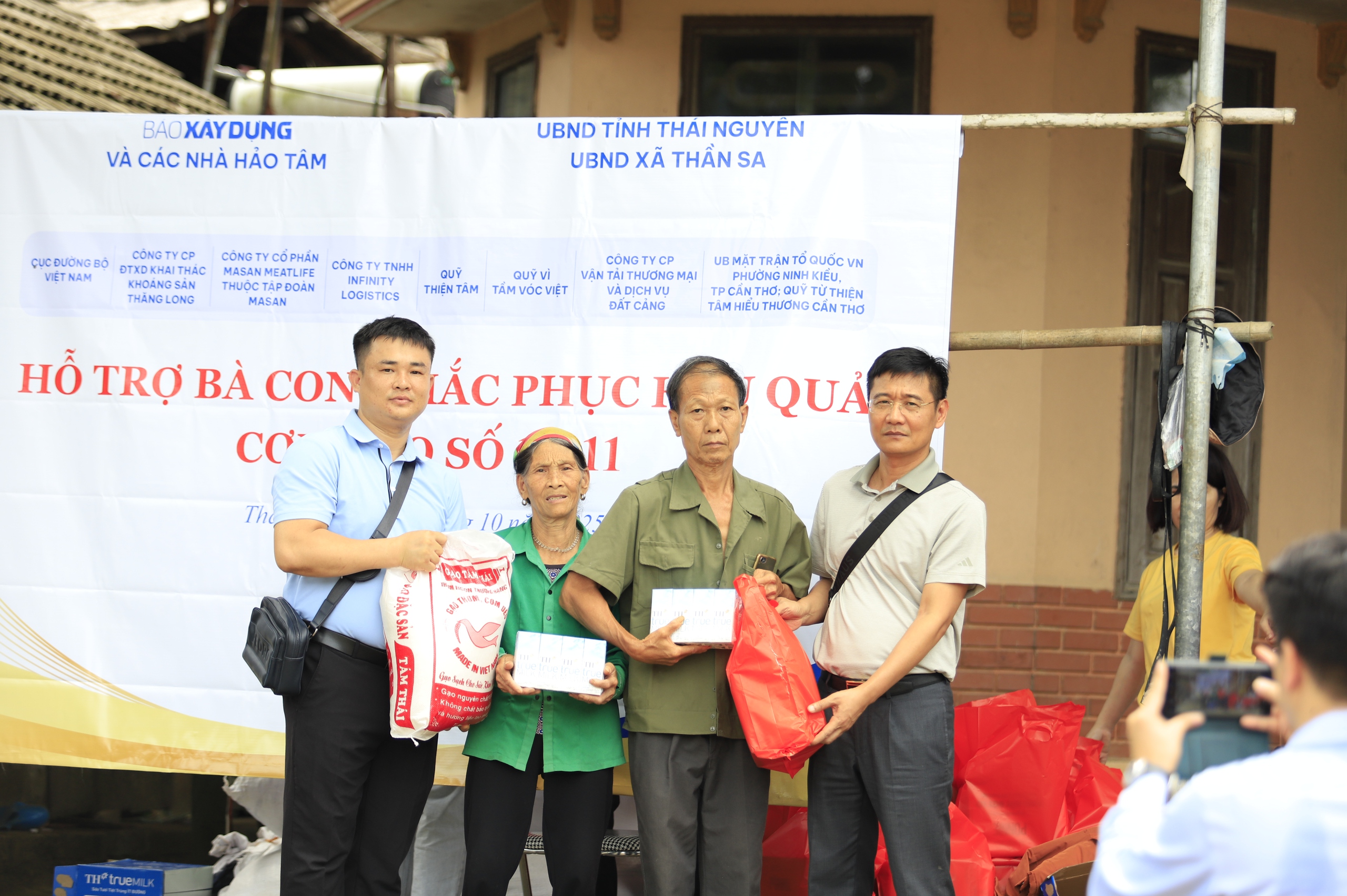 Bão lũ cuốn trôi nhà cửa, không cuốn được tình người- Ảnh 6. Bão lũ cuốn trôi nhà cửa, không cuốn được tình người- Ảnh 6.