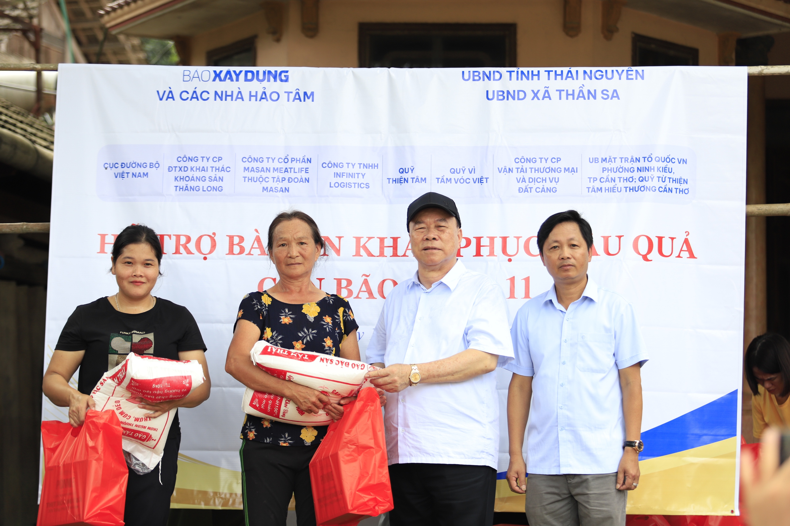 Bão lũ cuốn trôi nhà cửa, không cuốn được tình người- Ảnh 5. Bão lũ cuốn trôi nhà cửa, không cuốn được tình người- Ảnh 5.