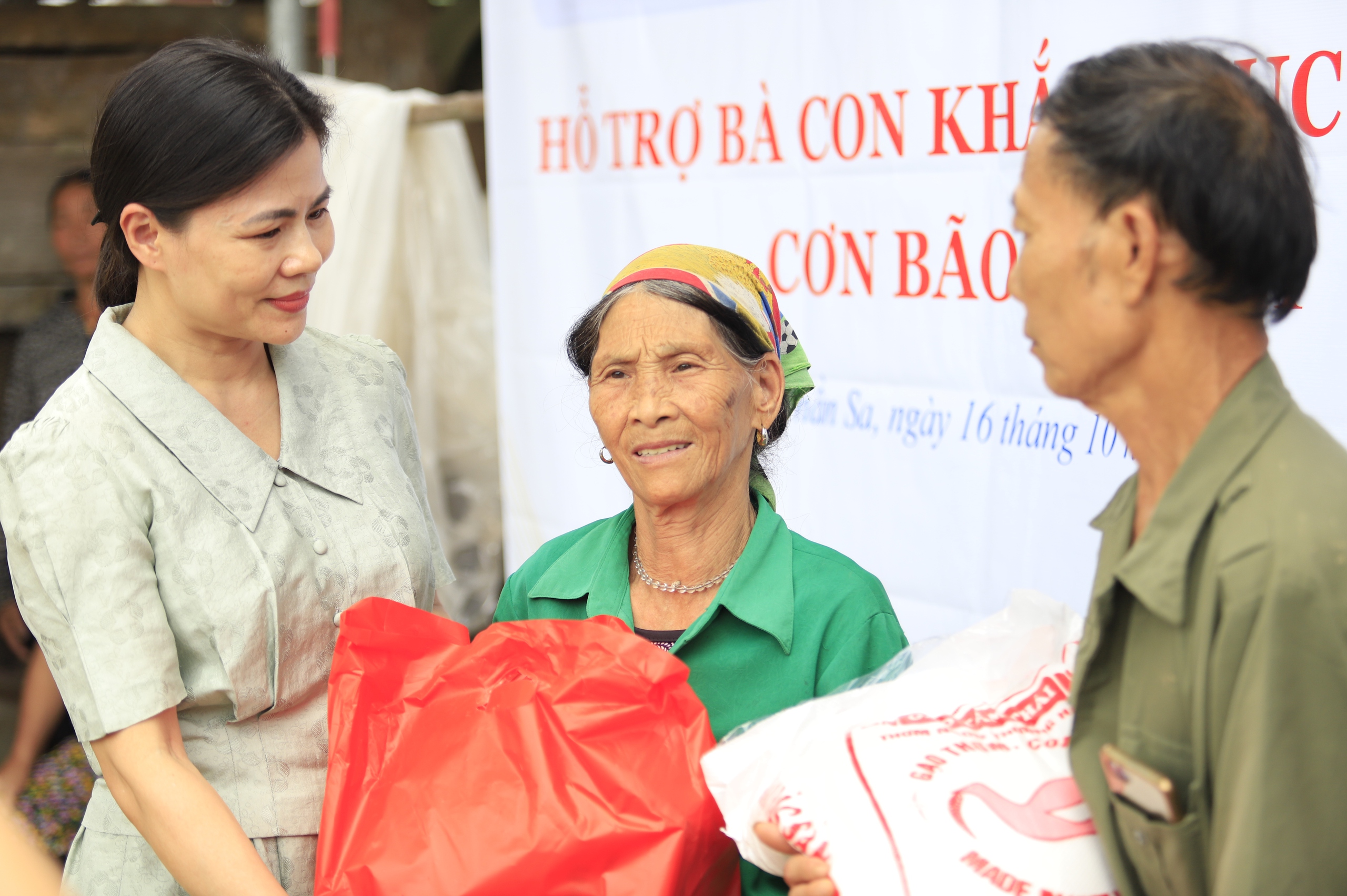 Bão lũ cuốn trôi nhà cửa, không cuốn được tình người- Ảnh 7. Bão lũ cuốn trôi nhà cửa, không cuốn được tình người- Ảnh 7.