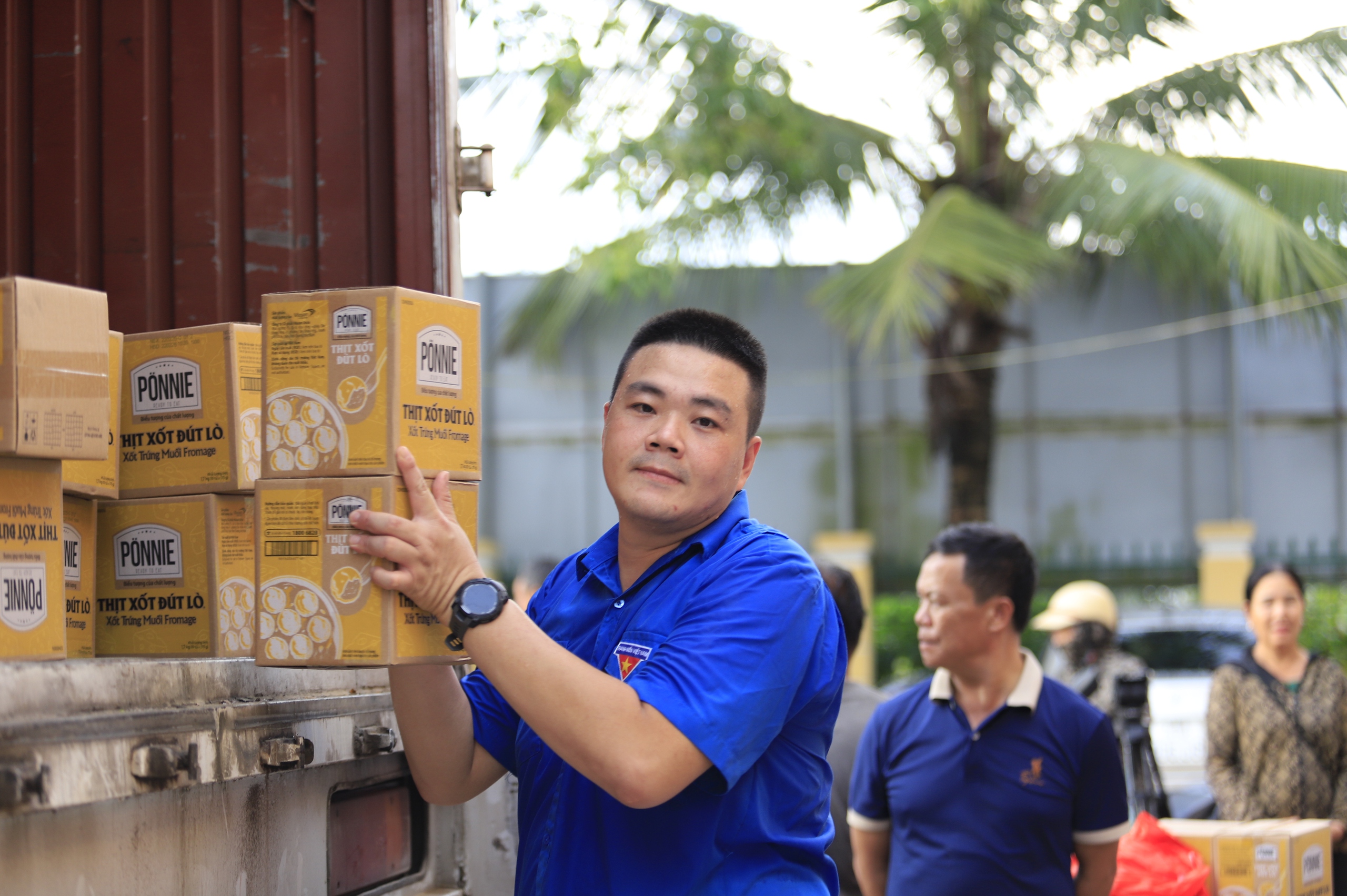 Bão lũ cuốn trôi nhà cửa, không cuốn được tình người- Ảnh 10. Bão lũ cuốn trôi nhà cửa, không cuốn được tình người- Ảnh 10.