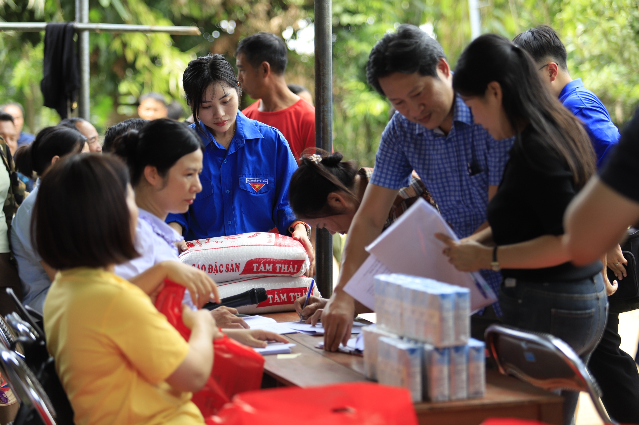 Bão lũ cuốn trôi nhà cửa, không cuốn được tình người- Ảnh 9. Bão lũ cuốn trôi nhà cửa, không cuốn được tình người- Ảnh 9.