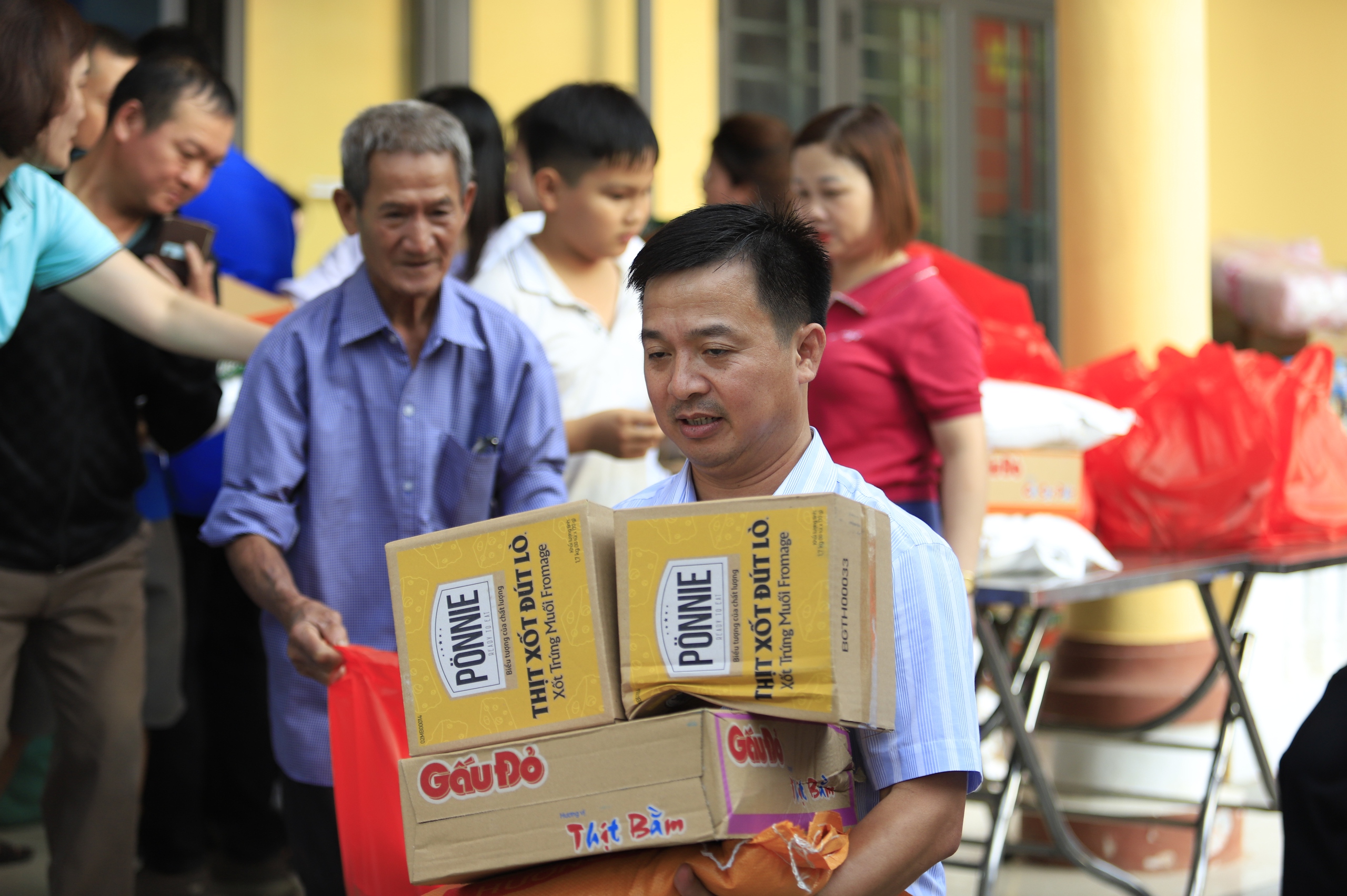 Bão lũ cuốn trôi nhà cửa, không cuốn được tình người- Ảnh 12. Bão lũ cuốn trôi nhà cửa, không cuốn được tình người- Ảnh 12.