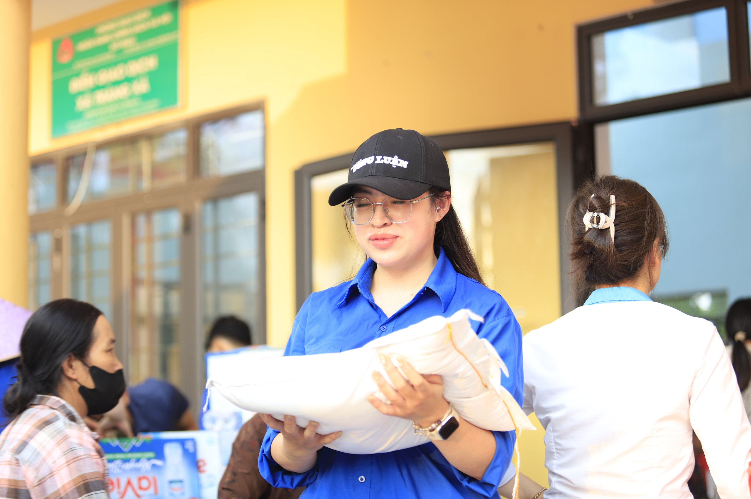 Bão lũ cuốn trôi nhà cửa, không cuốn được tình người- Ảnh 13. Bão lũ cuốn trôi nhà cửa, không cuốn được tình người- Ảnh 13.