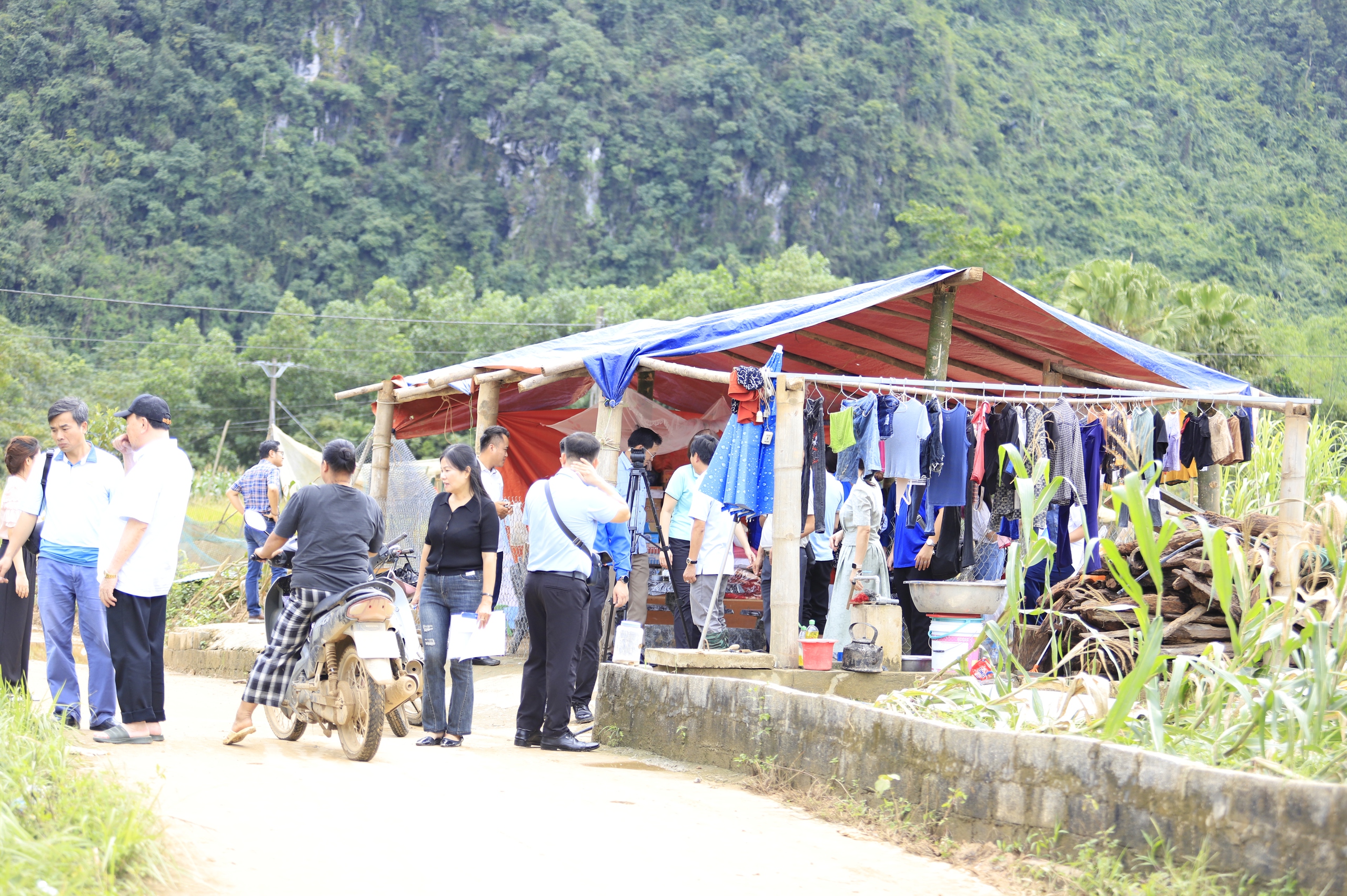 Bão lũ cuốn trôi nhà cửa, không cuốn được tình người- Ảnh 23. Bão lũ cuốn trôi nhà cửa, không cuốn được tình người- Ảnh 23.