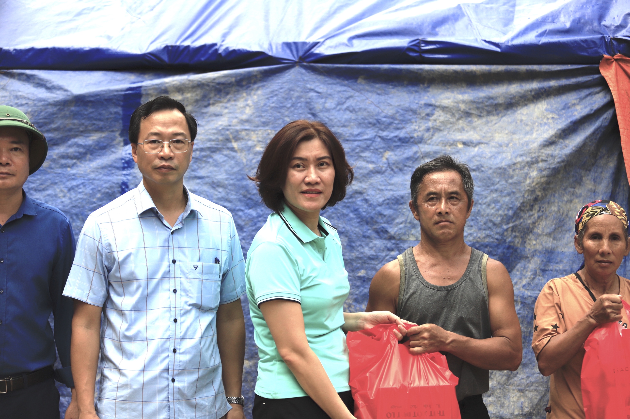 Bão lũ cuốn trôi nhà cửa, không cuốn được tình người- Ảnh 30. Bão lũ cuốn trôi nhà cửa, không cuốn được tình người- Ảnh 30.