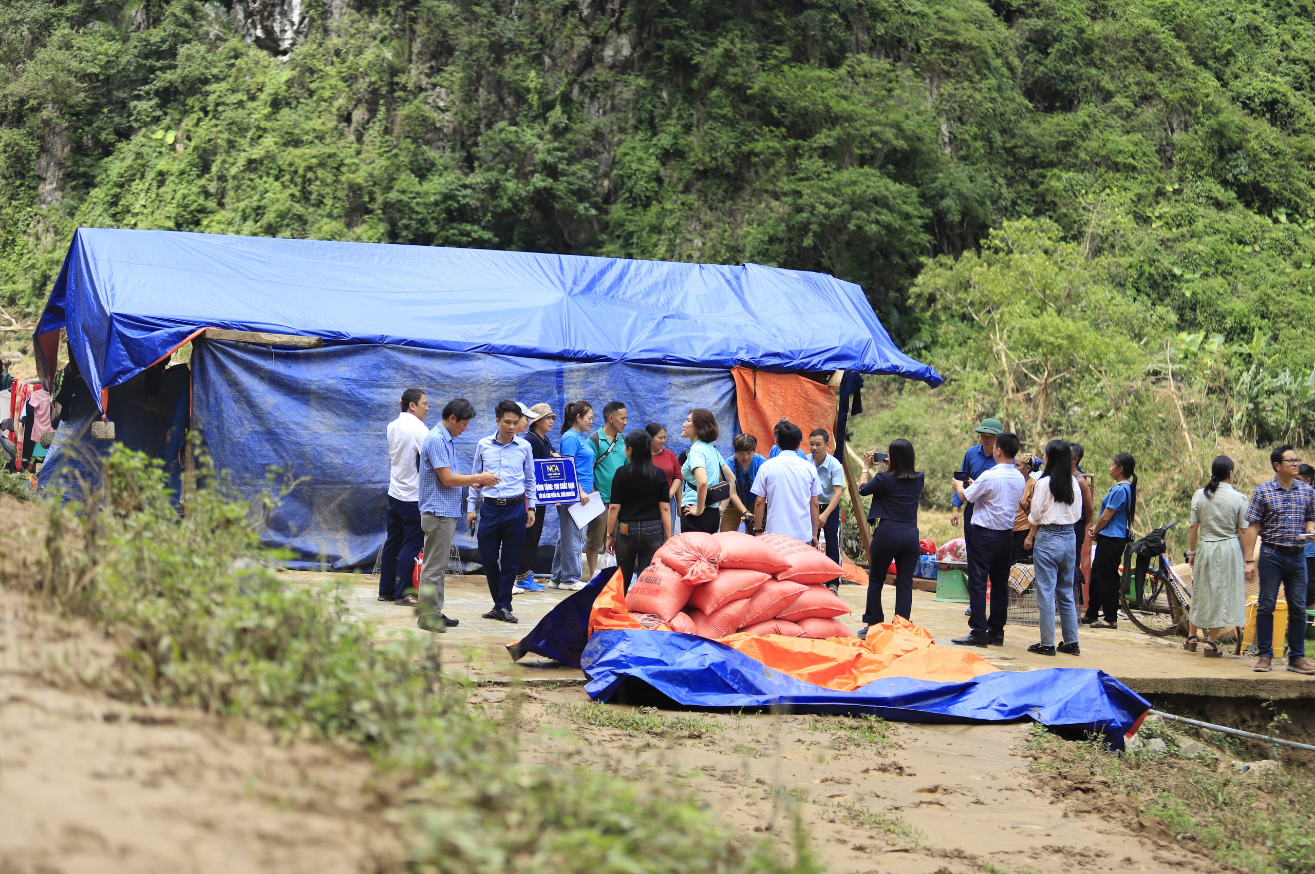 Bão lũ cuốn trôi nhà cửa, không cuốn được tình người- Ảnh 28. Bão lũ cuốn trôi nhà cửa, không cuốn được tình người- Ảnh 28.
