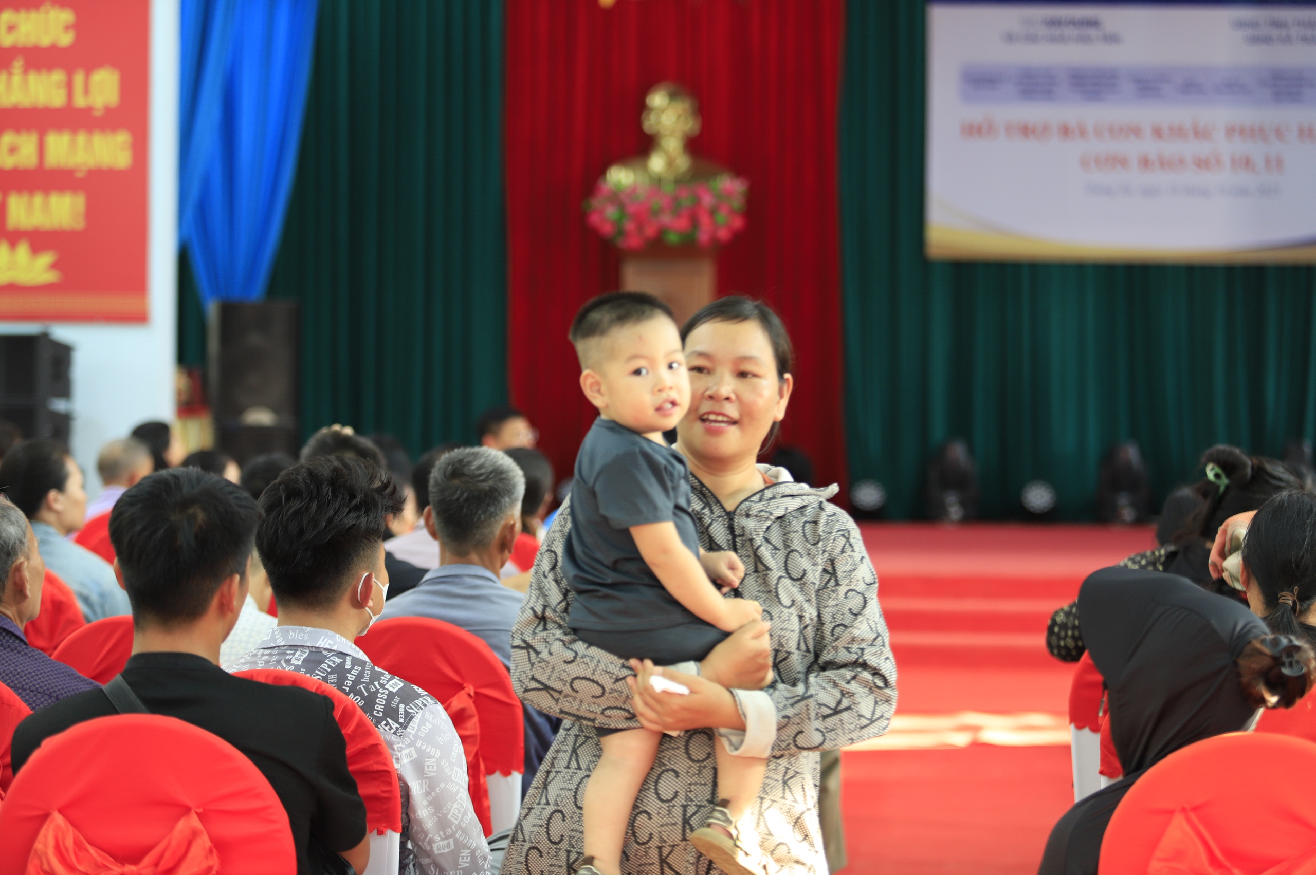 Bão lũ cuốn trôi nhà cửa, không cuốn được tình người- Ảnh 35. Bão lũ cuốn trôi nhà cửa, không cuốn được tình người- Ảnh 35.